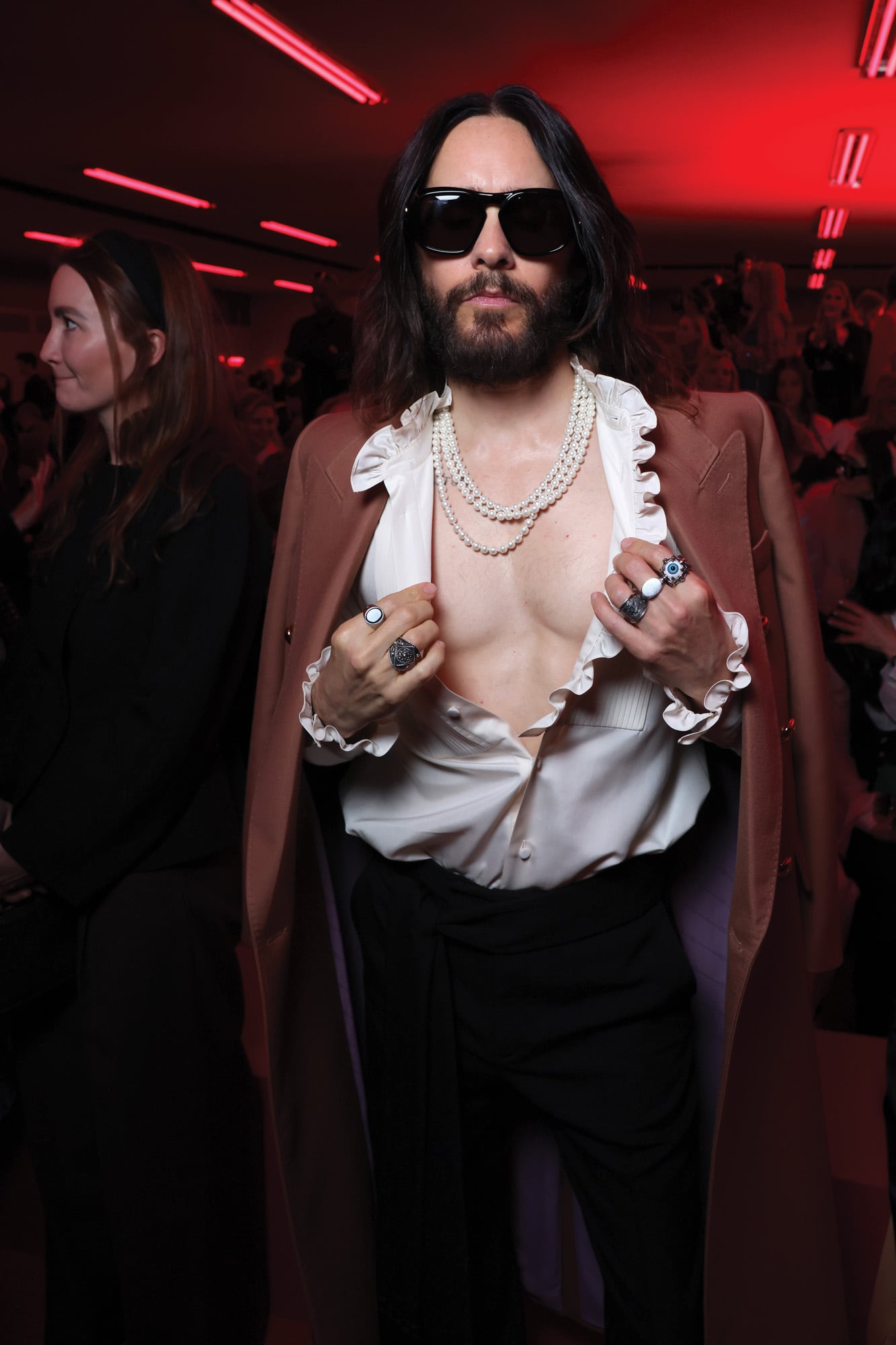 El actor y músico Jared Leto dijo “presente” en Le Meta-theatre des Intimites, para el desfile de Valentino.