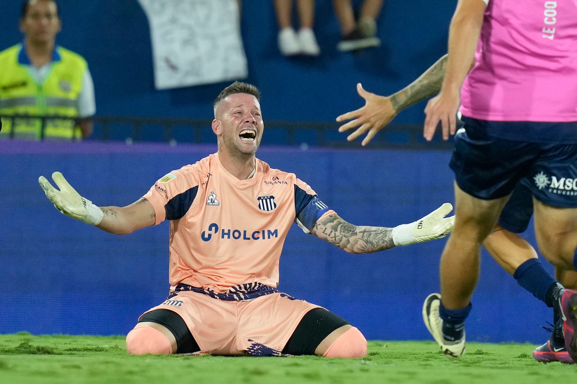 Festeja Guido Herrera y celebra todo Talleres, campeón de la Supercopa Internacional