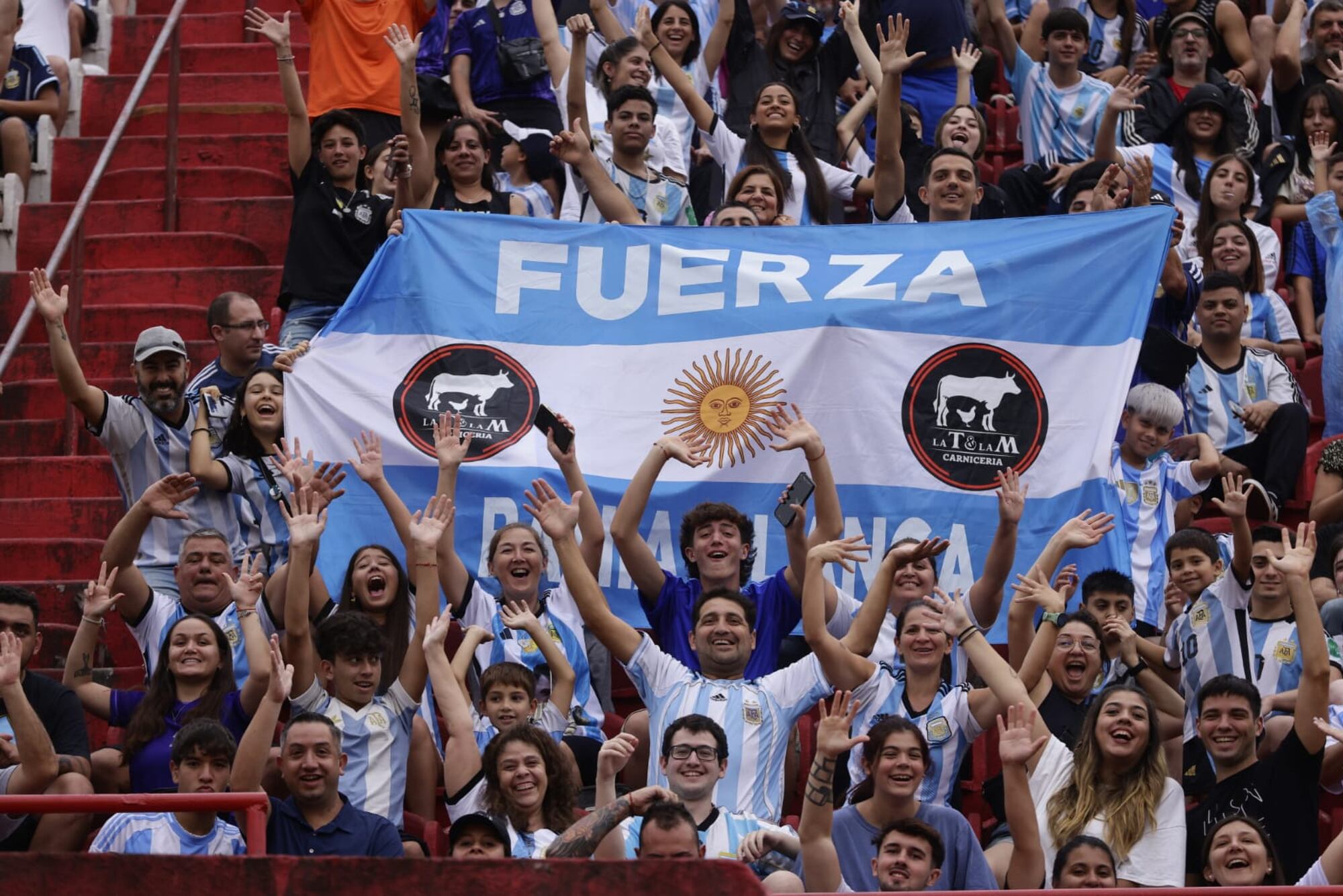 Una bandera entre los hinchas que fueron al estadio de Huracán para ver el amistoso de la selección mayor con la Sub 20, a beneficio de Bahía Blanca