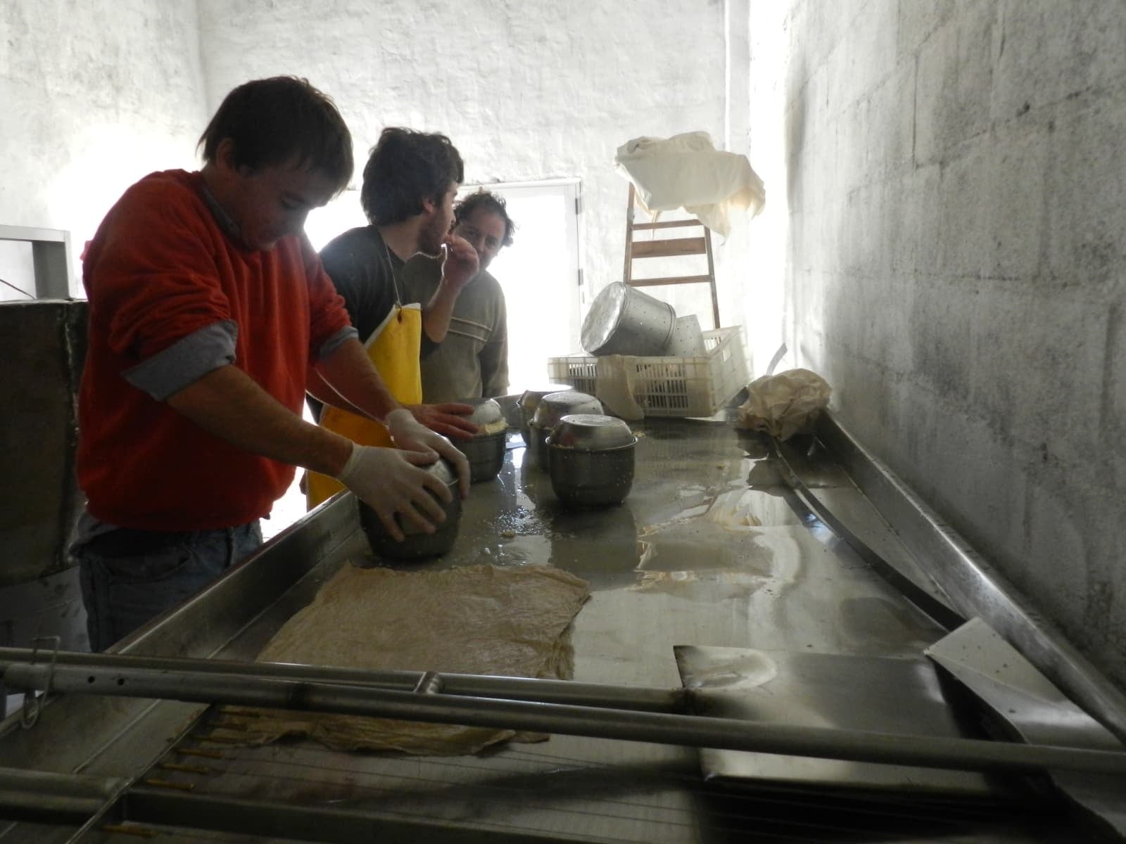 La tela se deshecha cada seis meses en la fábrica; cada pieza tiene dos metros por dos metros