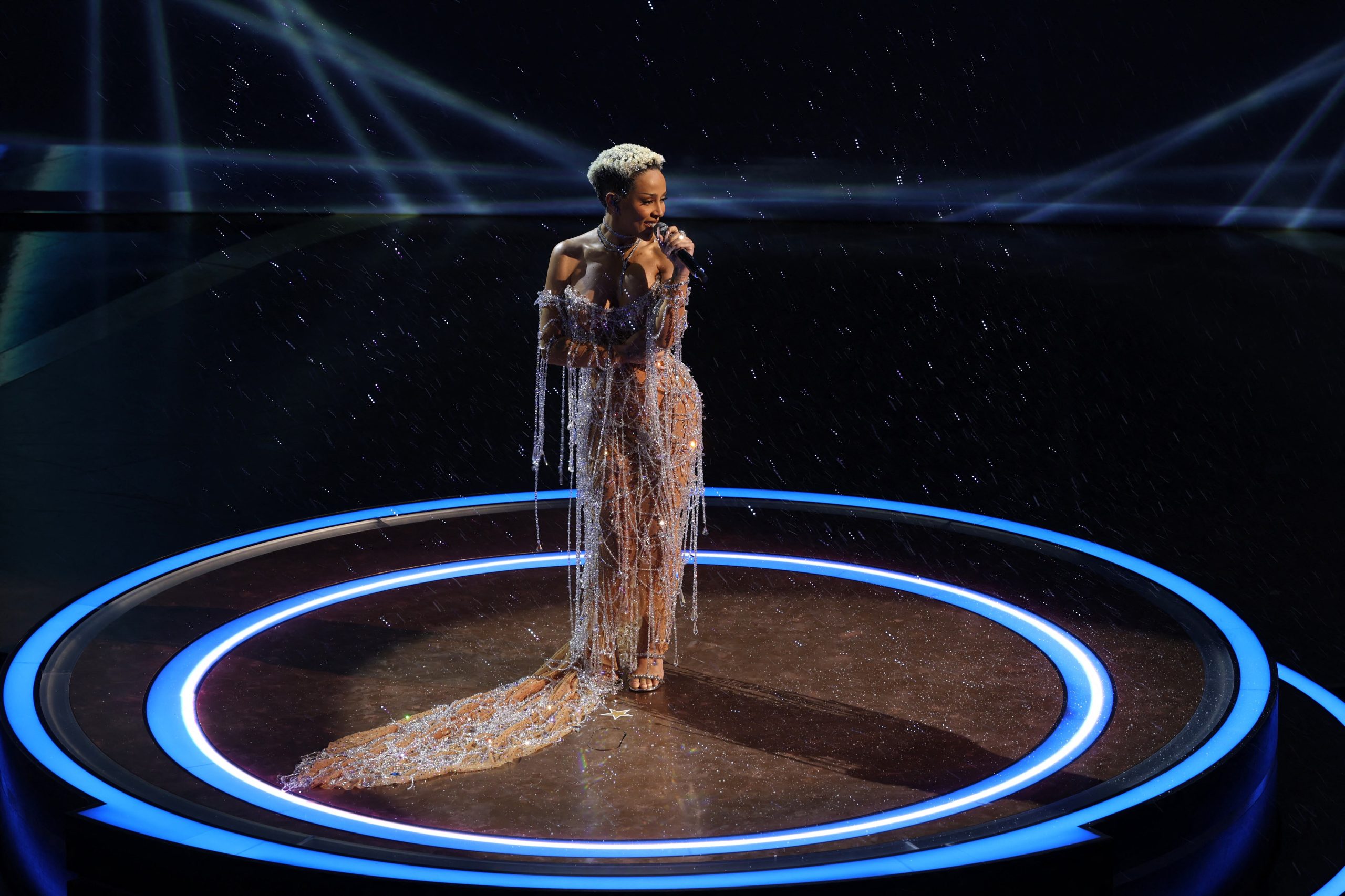 Doja Cat, durante su presentación musical en los Premios Oscar. (Foto: REUTERS/Carlos Barria)