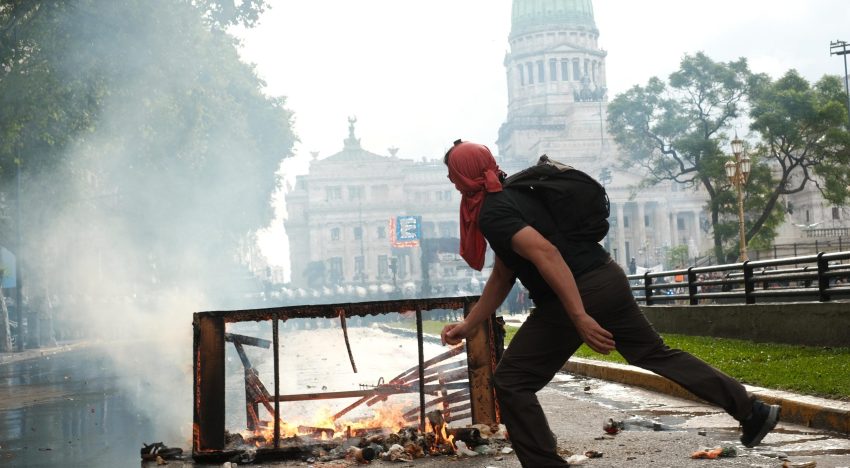 Marcha de los jubilados con los hinchas, en vivo: la protesta en el Congreso, minuto a minuto