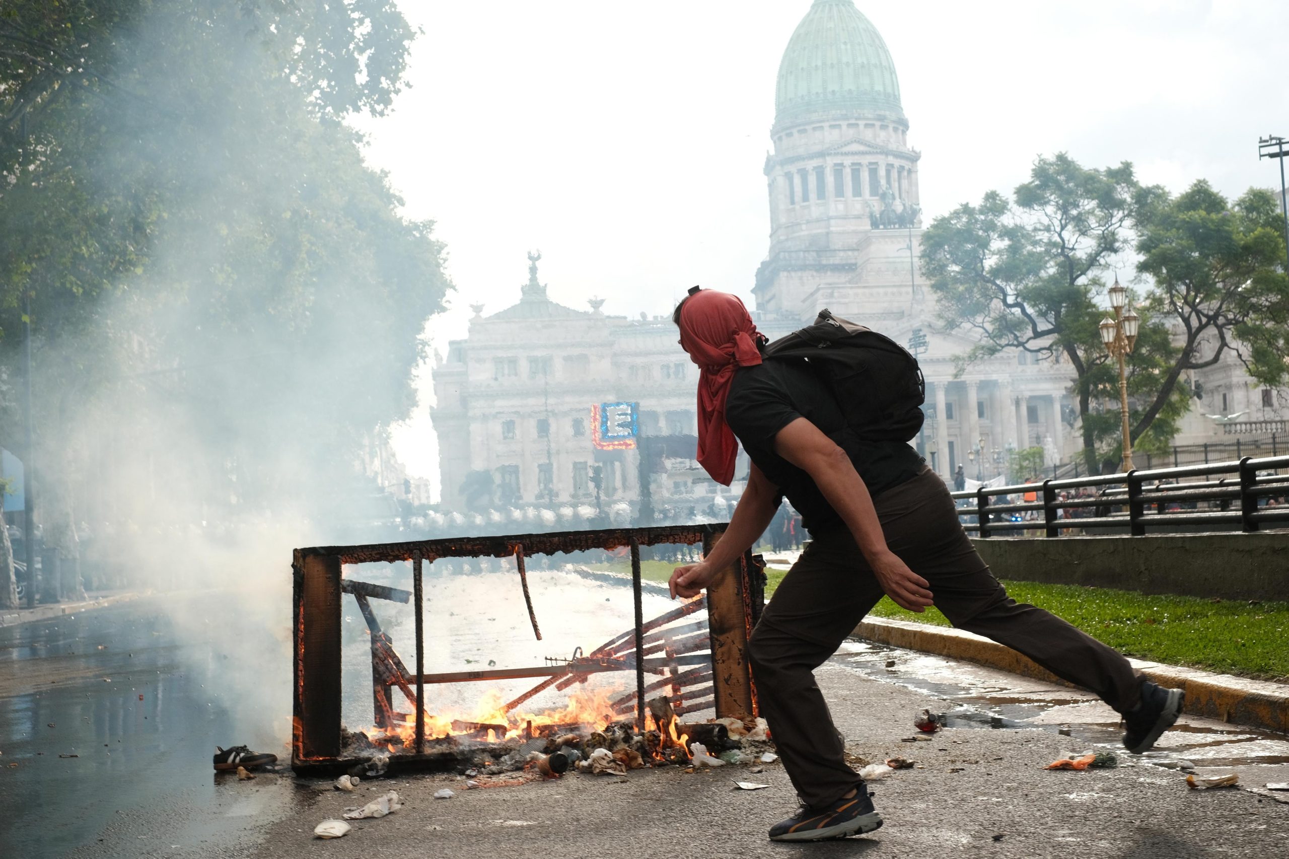 Enfrentamientos en las inmediaciones del Congreso