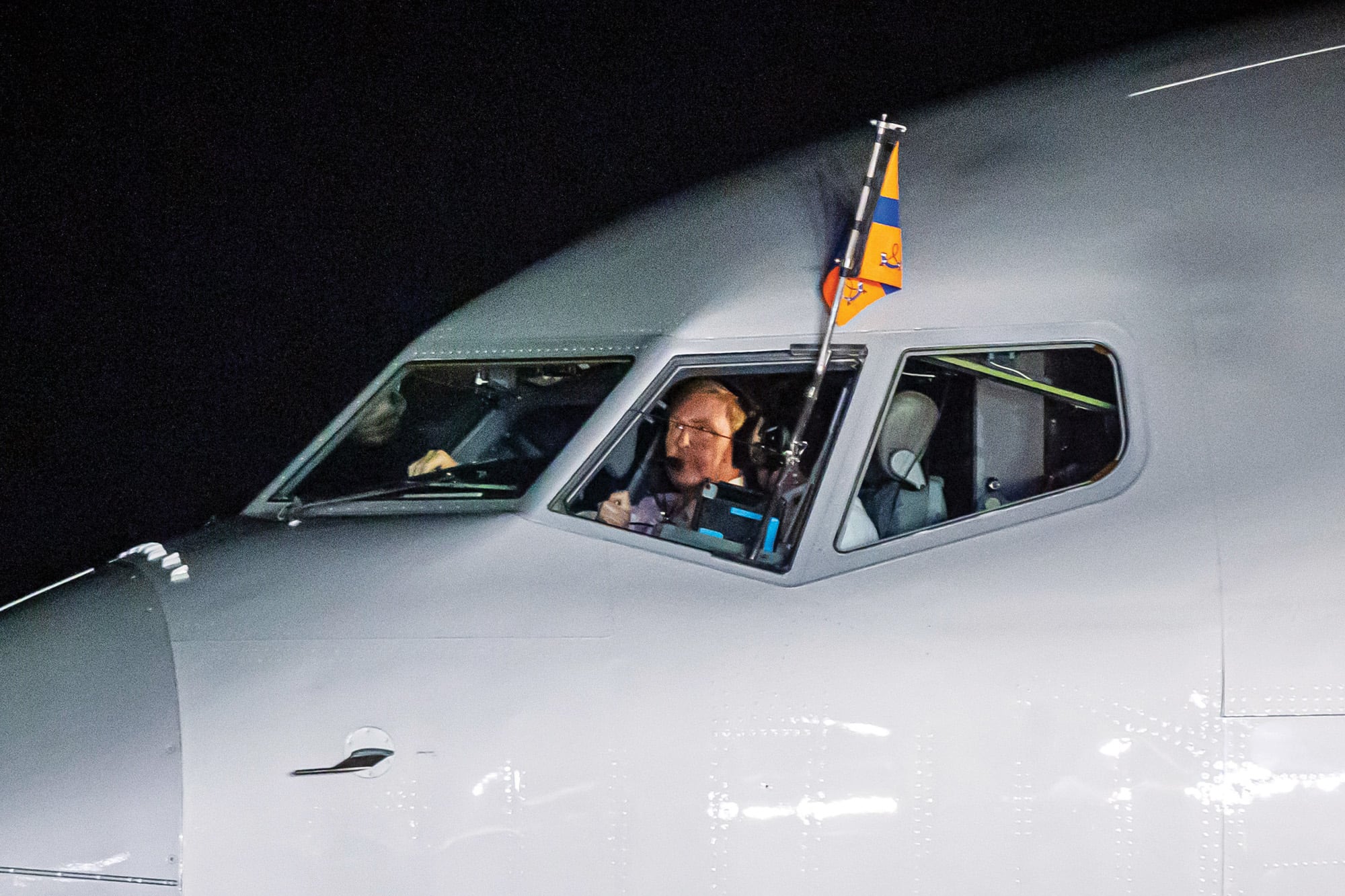 El avión que trasladó a la delegación de los Países Bajos a Chipre aterrizó en el aeropuerto de Larnaca comandado por el rey Guillermo. 