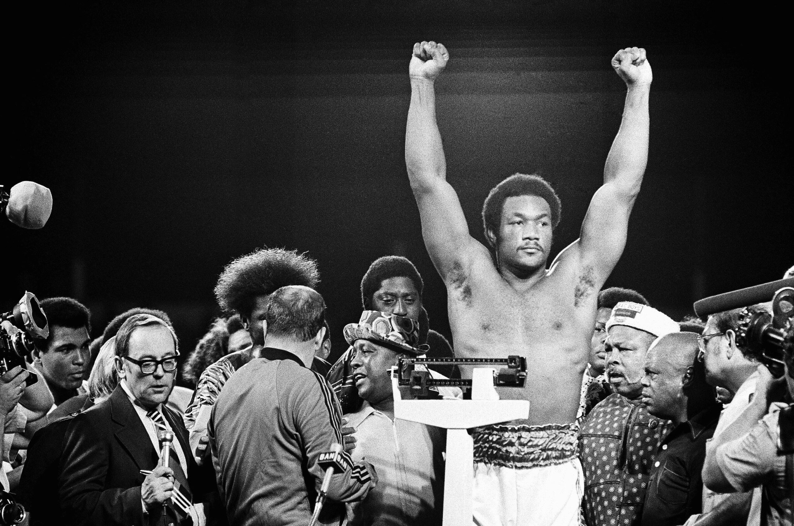 El campeón de peso pesado George Foreman responde a los vítores de la multitud en el estadio de Kinshasa, Zaire