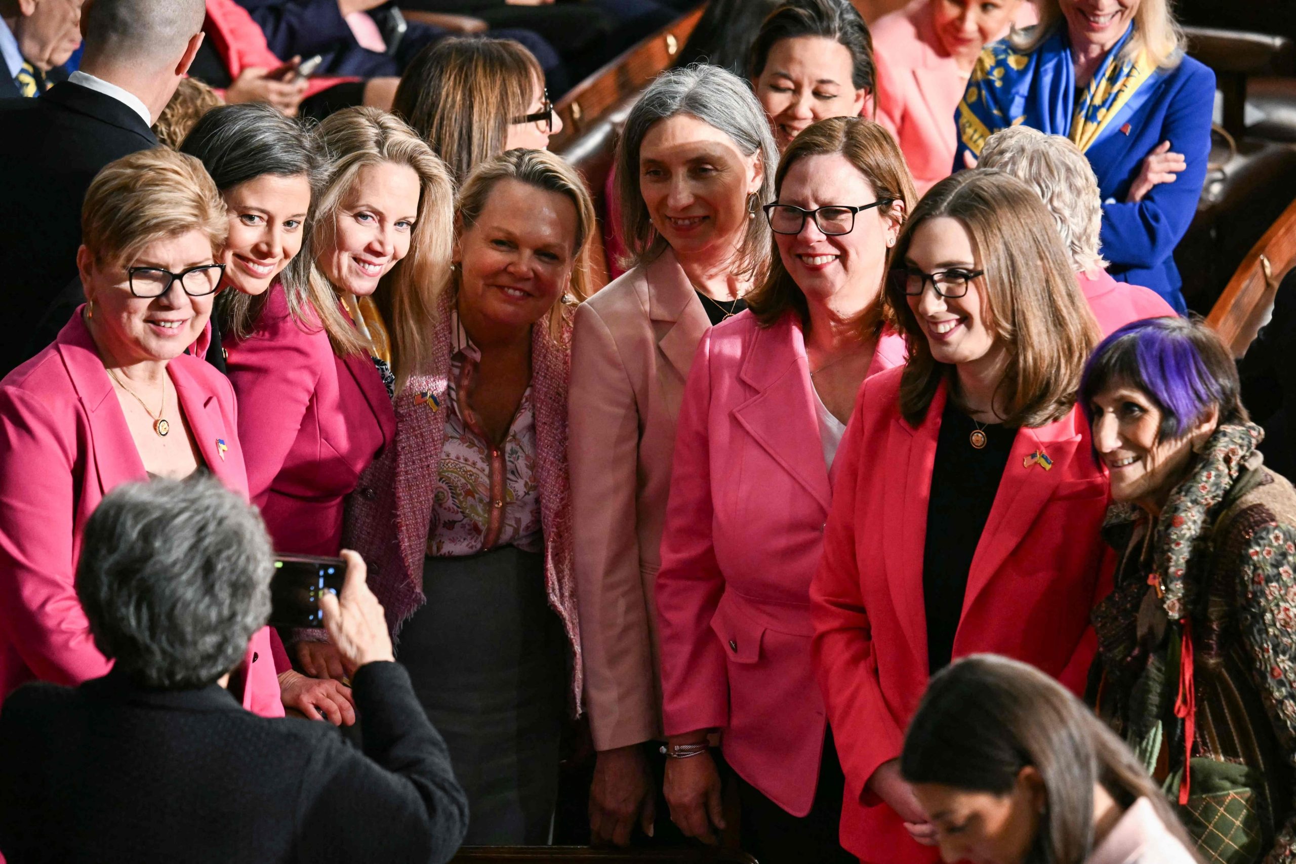 Las congresistas demócratas vestidas de rosa para protestar contra las políticas de la administración Trump posan para una foto antes del discurso del presidente estadounidense Donald Trump en una sesión conjunta del Congreso en la Cámara de Representantes del Capitolio de los Estados Unidos en Washington, DC, el 4 de marzo de 2025