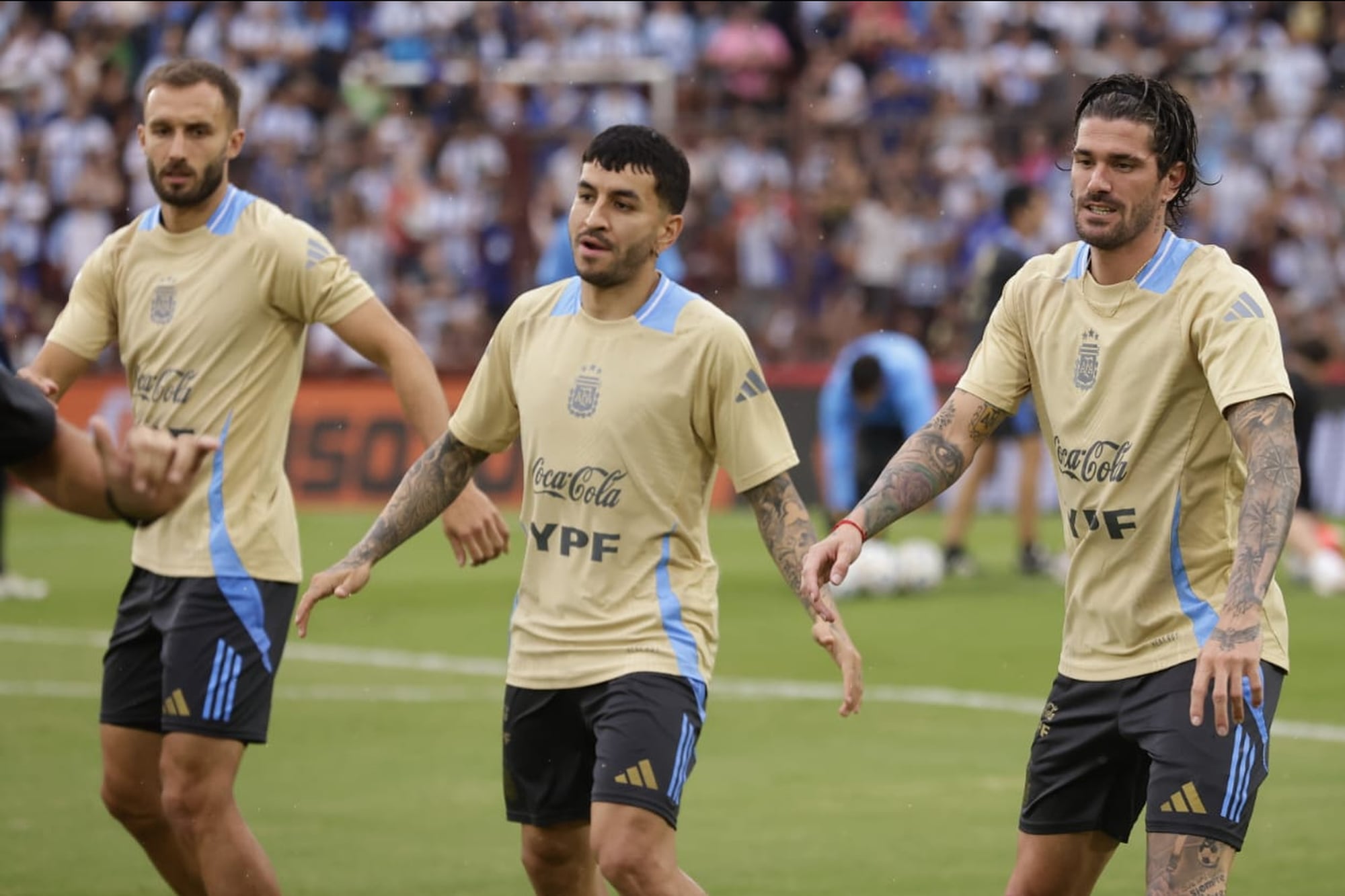 Germán Pezzella, Ángel Correa y Rodrigo De Paul, en la previa del amistoso de la selección ante la Sub 20 en Huracán