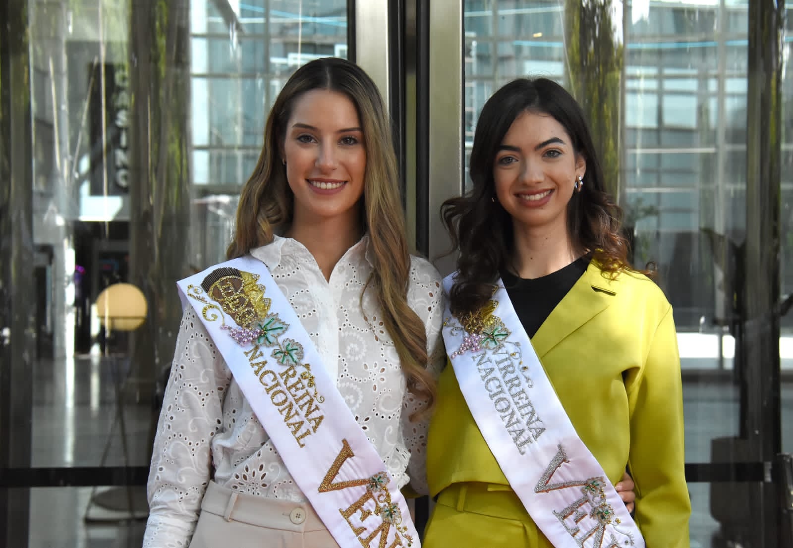 Alejandrina Funes Napoletano, de 23 años, estudiante de Obstetricia, quien fue coronada anoche en la celebración máxima de los mendocinos, junto a la virreina Sofía Perfumo