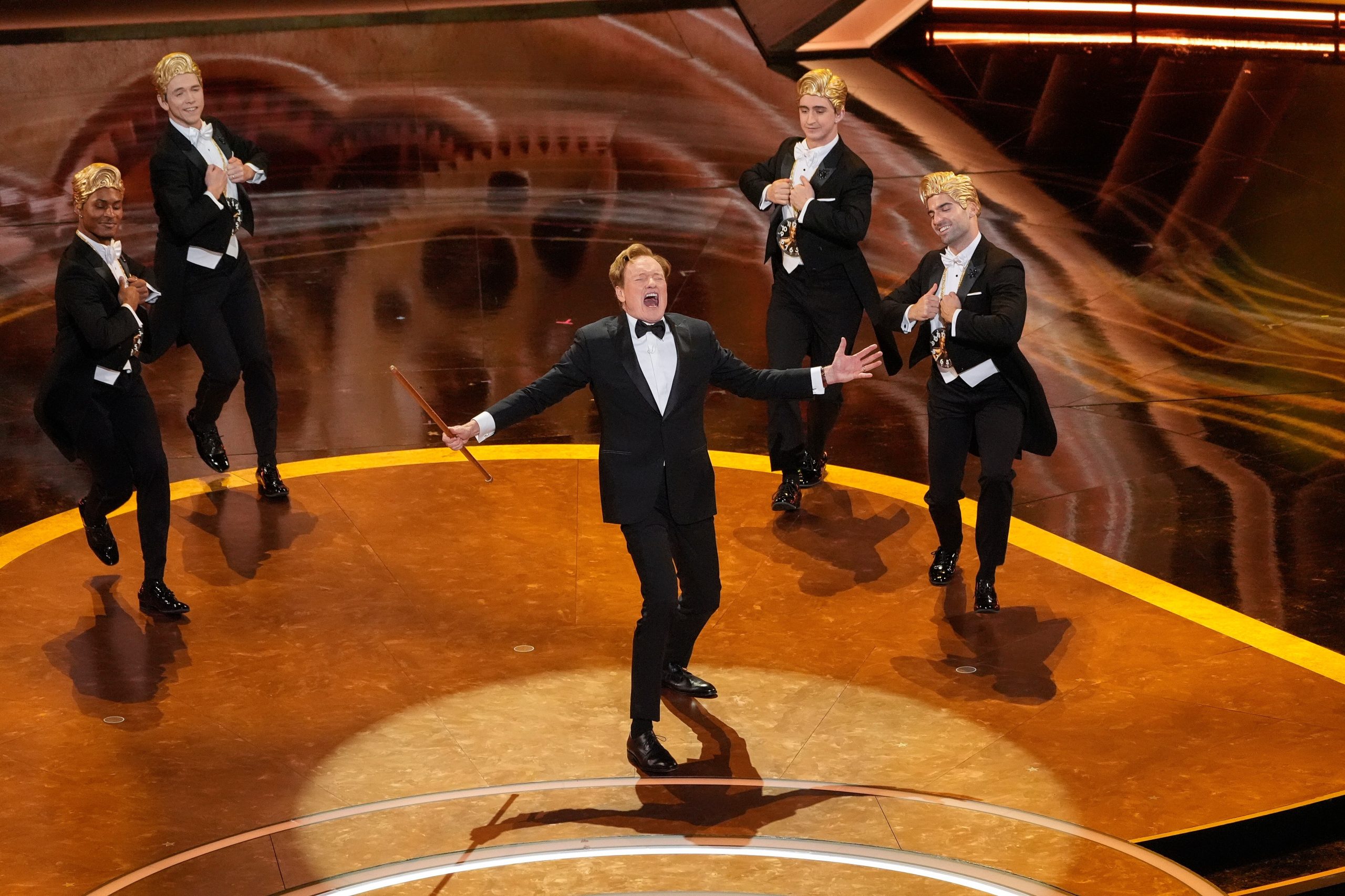 El anfitrión Conan O'Brien, en el centro, en un momento de su actuación en los Oscar el domingo 2 de marzo de 2025, en el Dolby Theatre de Los Ángeles. (Foto: AP/Chris Pizzello)