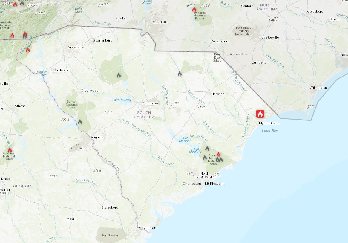 Evacuaciones en Carolina del Sur: condados como Horry, Spartanburg y Pickens fueron severamente afectados, con residentes que tuvieron que dejar sus hogares mientras los bomberos luchan contra las llamas