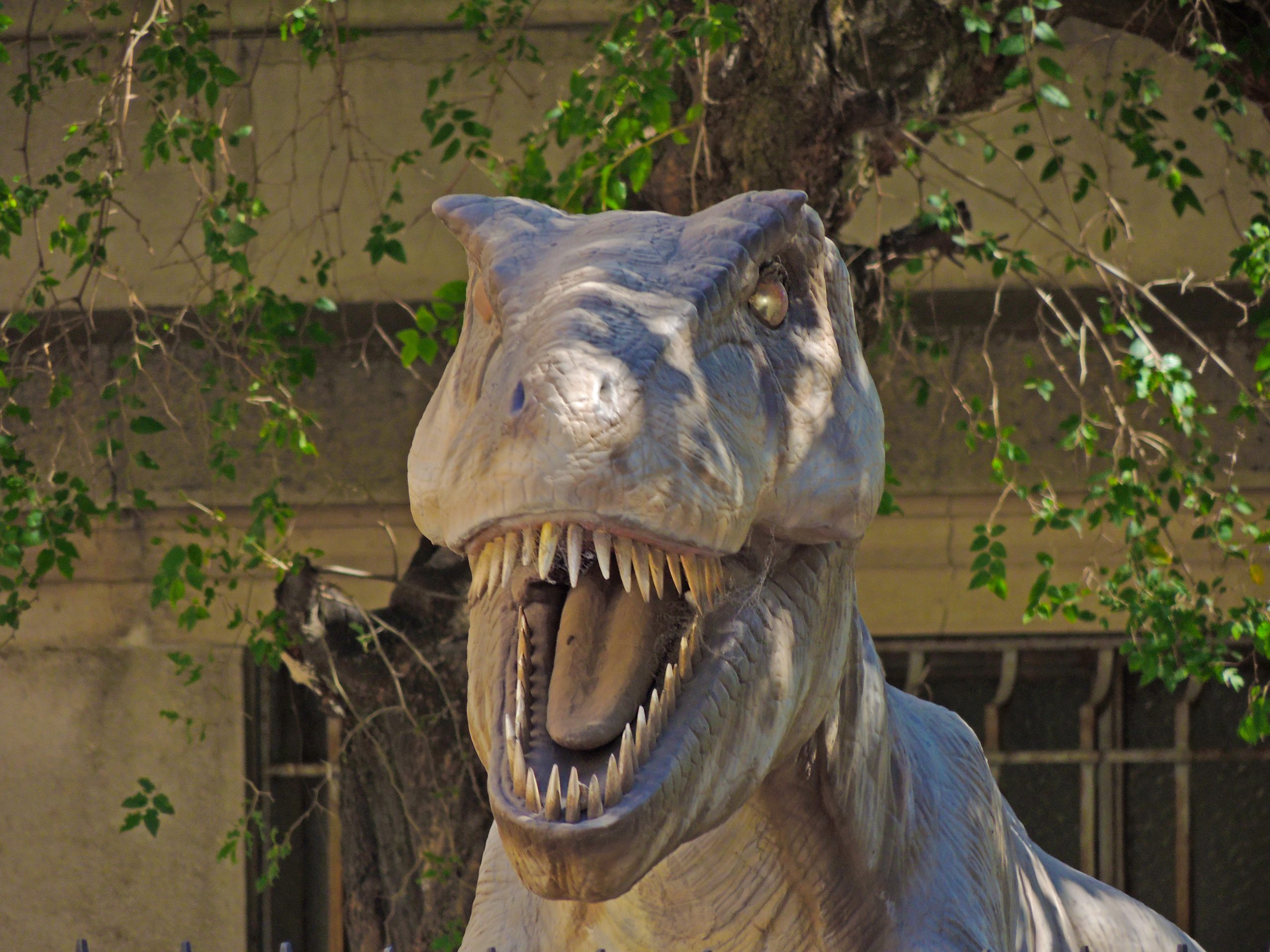 Museo de Ciencias Naturales - Dinosaurio móvil en el jardín