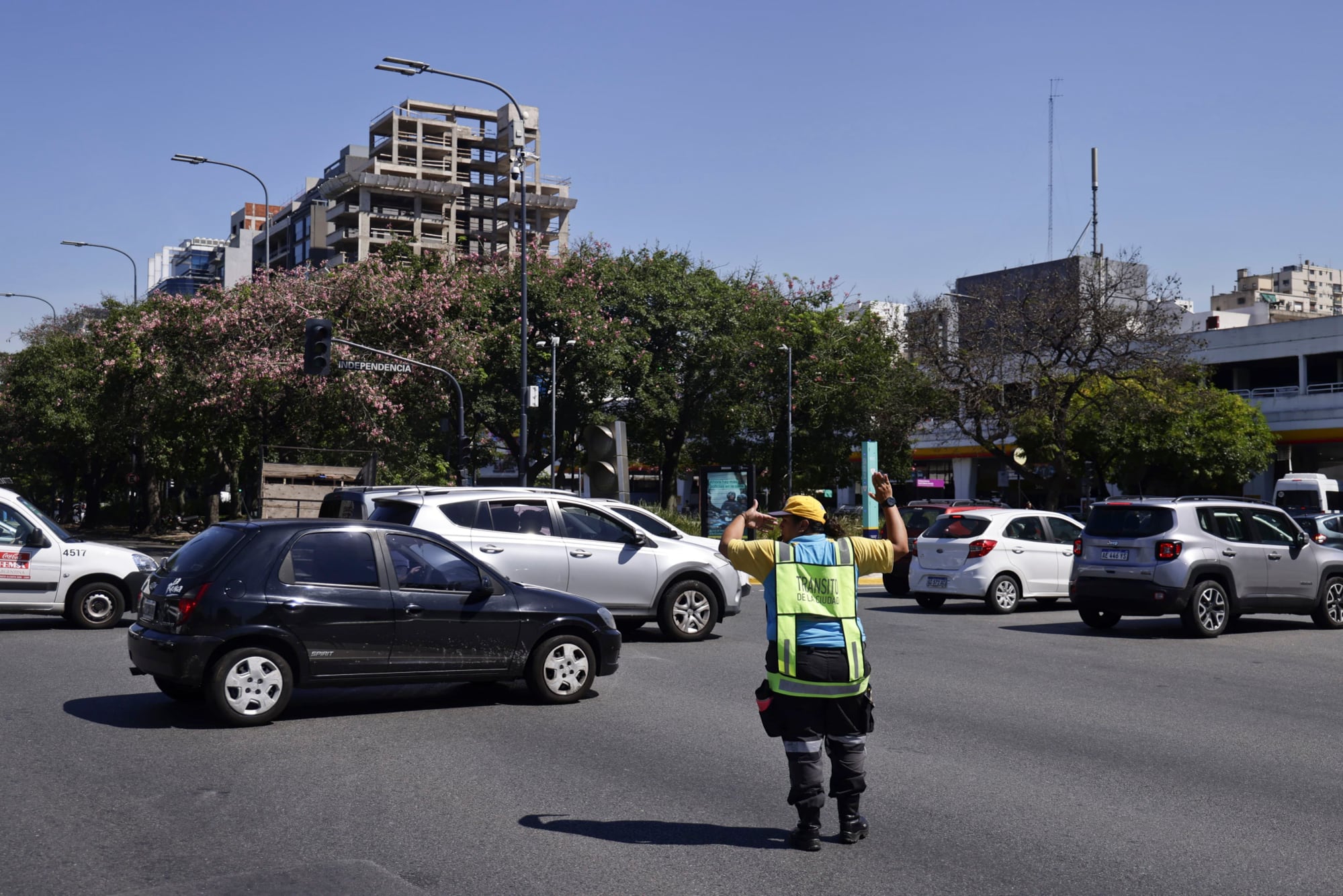 Corte de luz en zona 9 de julio al 600. Repartidores sin trabajar, locales cerrados y gente que camina hacia Constitución por la falta del subte.