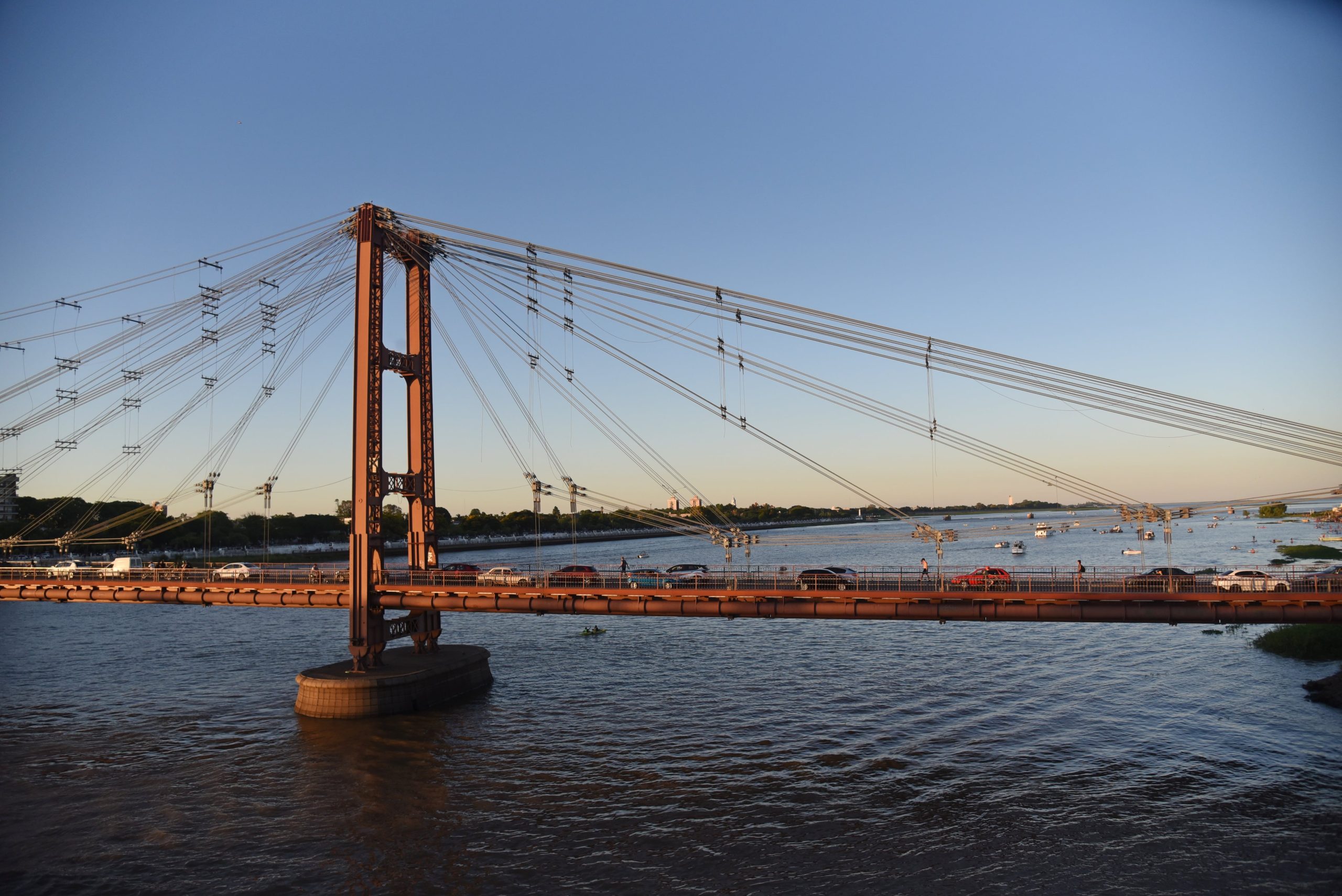 El puente colgante de Santa Fe es el fin del recorrido, un emblema que enorgullece a los locales.