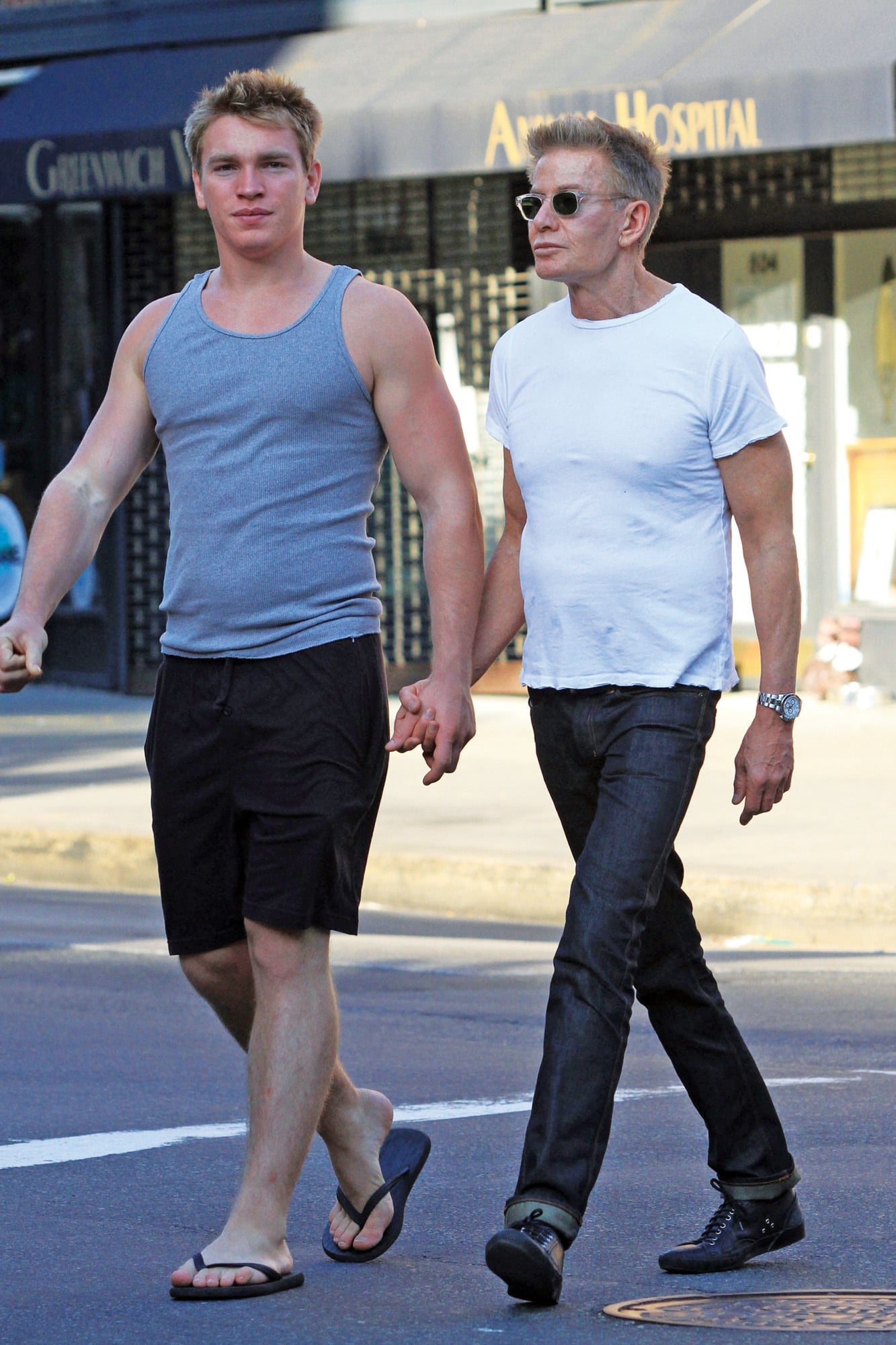 En 2011, caminando por Manhattan, de la mano con su entonces novio, Nick Gruber.