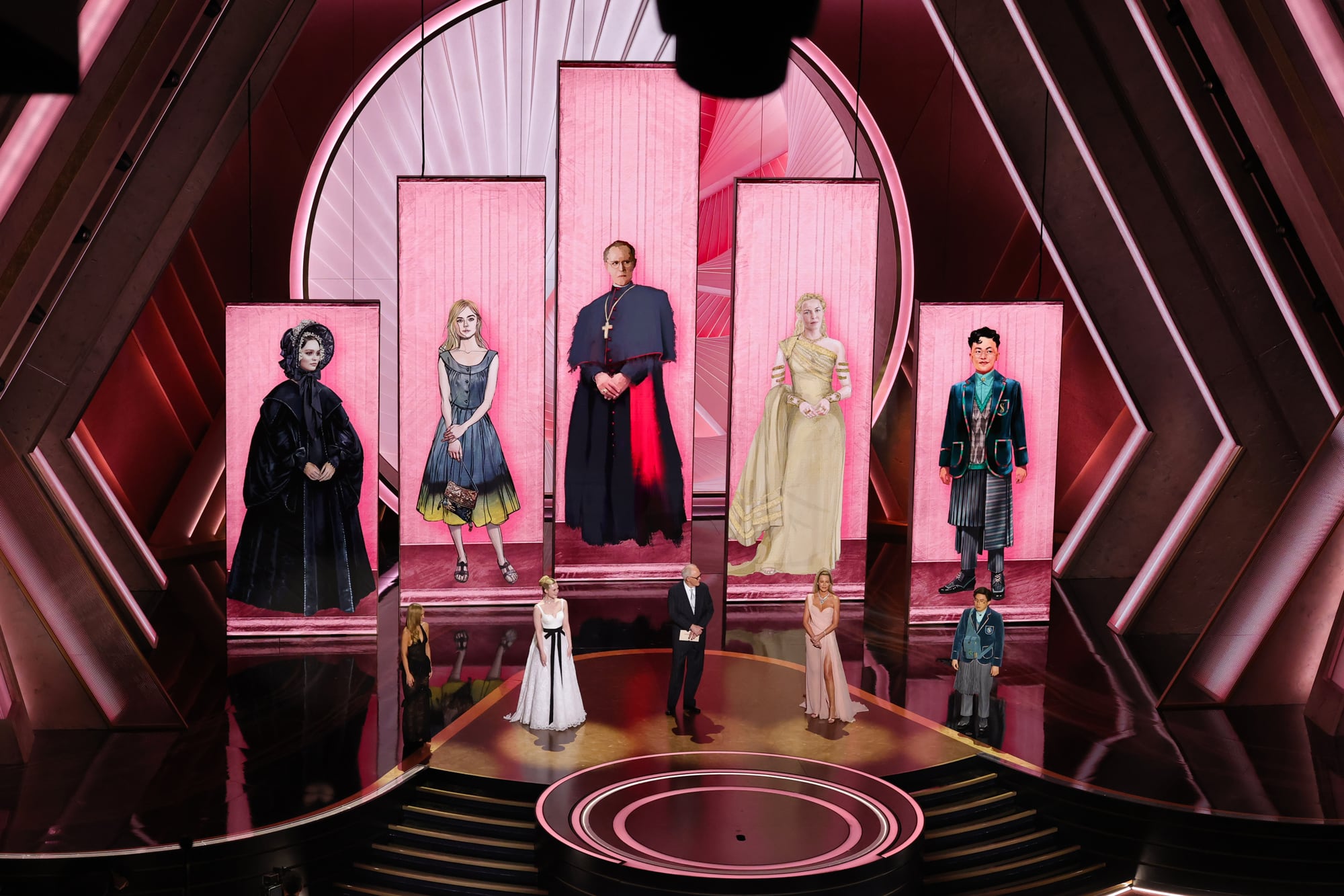 Lily-Rose Depp, Elle Fanning, John Lithgow, Connie Nielsen y Bowen Yang presentaron el Oscar a Mejor diseño de vestuario