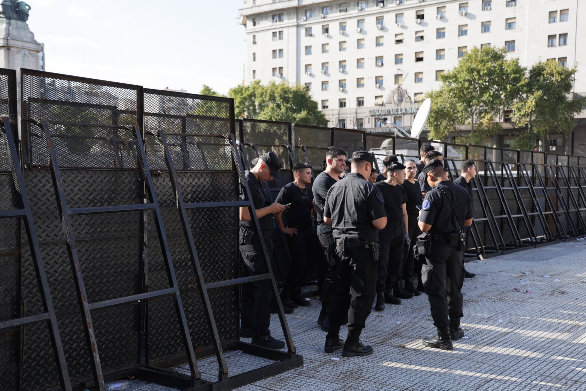 Vallas en el exterior del Congreso