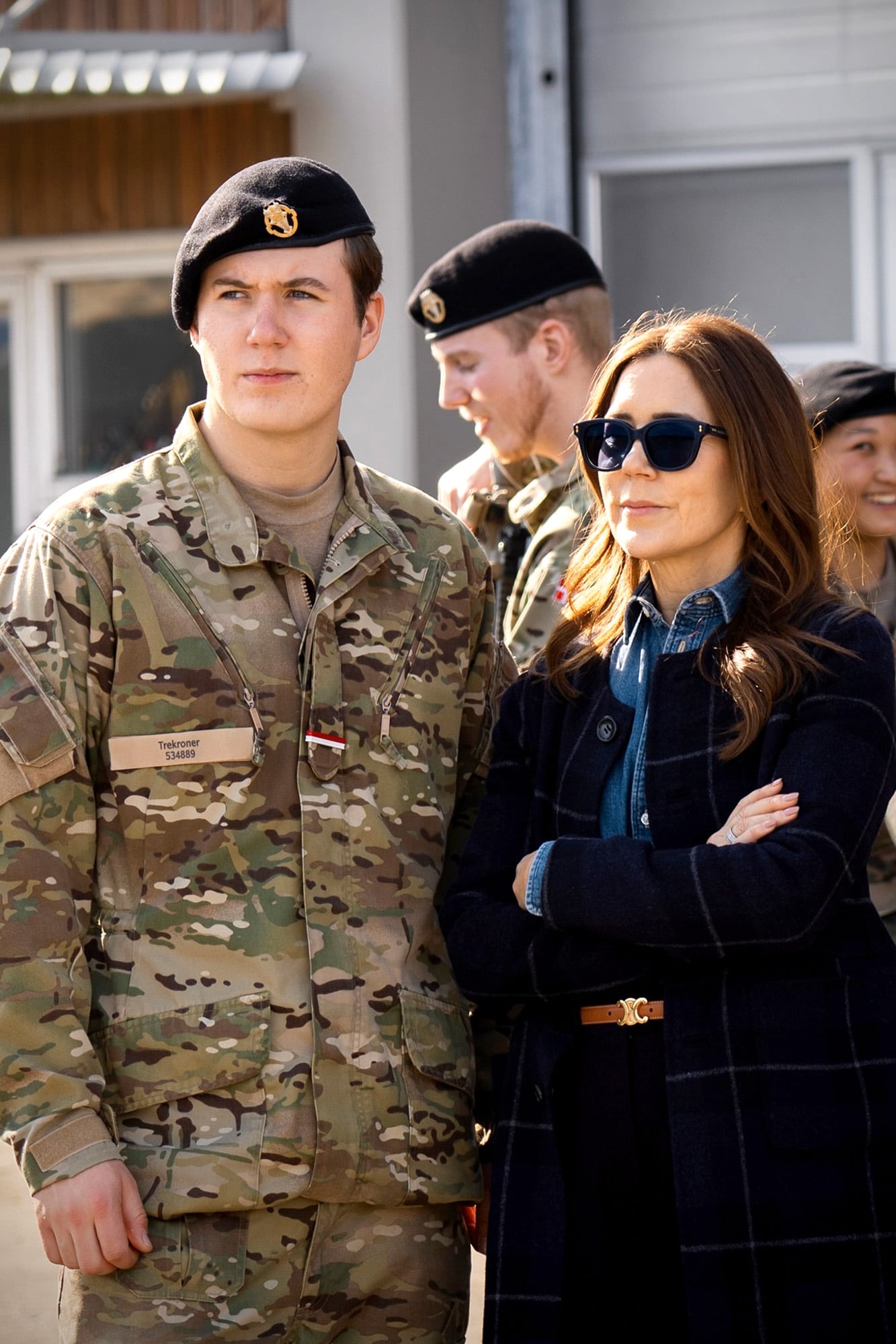 El príncipe Christian junto a su madre, la reina Mary, durante la jornada de puertas abiertas en la que él y sus compañeros del cuartel Antvorskov, a las afueras de Slagelse, recibieron la visita de sus familiares.