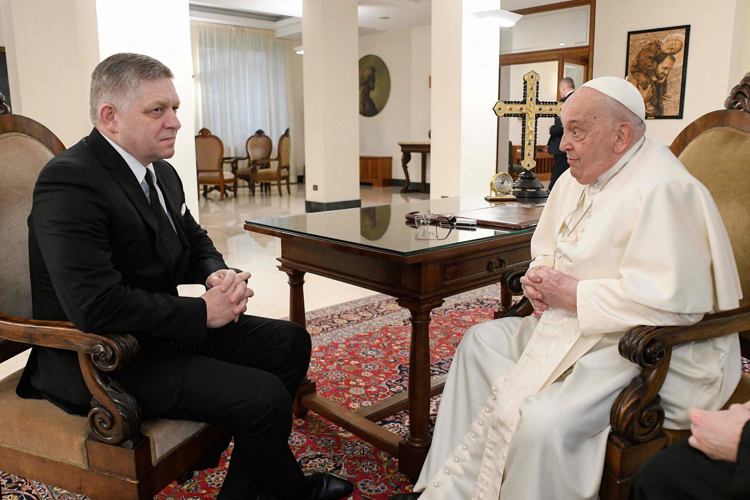 Una foto del Papa el día de su internación, en una audiencia con el primer ministro de Eslovaquia, Robert Fico 