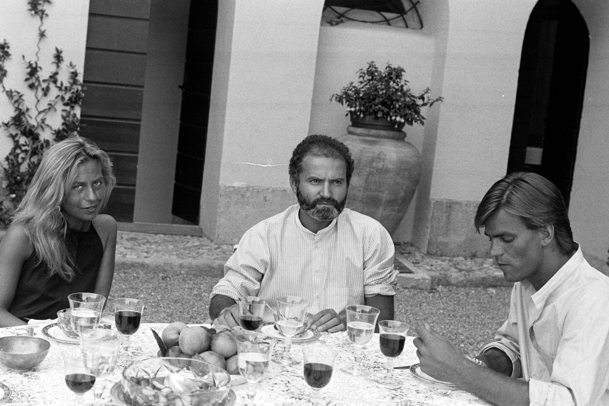 Donatella y su hermano Gianni, en su casa del lago di Como, en 1981.