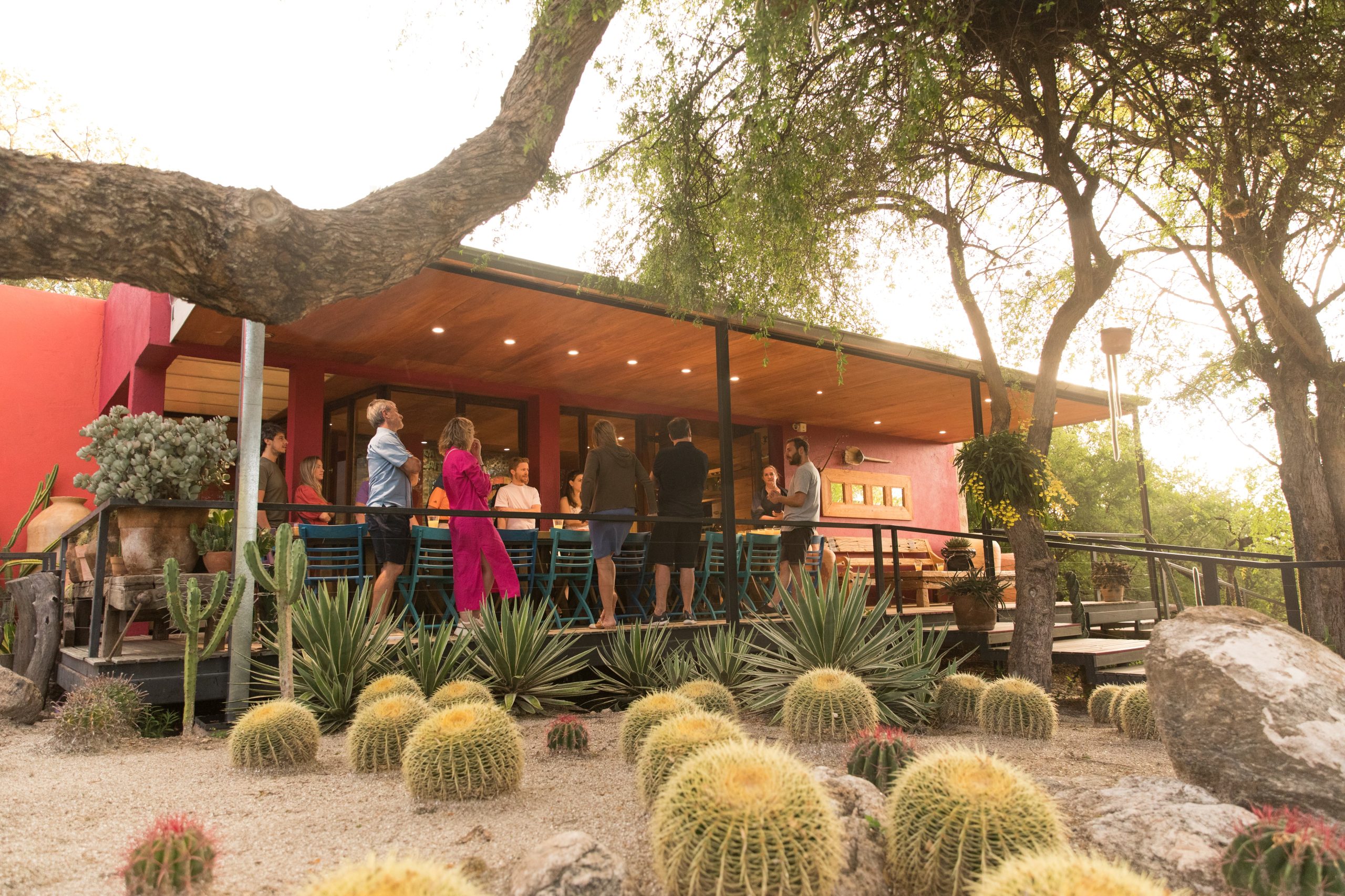 400 especies de cactus y la bodega, dos puntos altos de la posada.