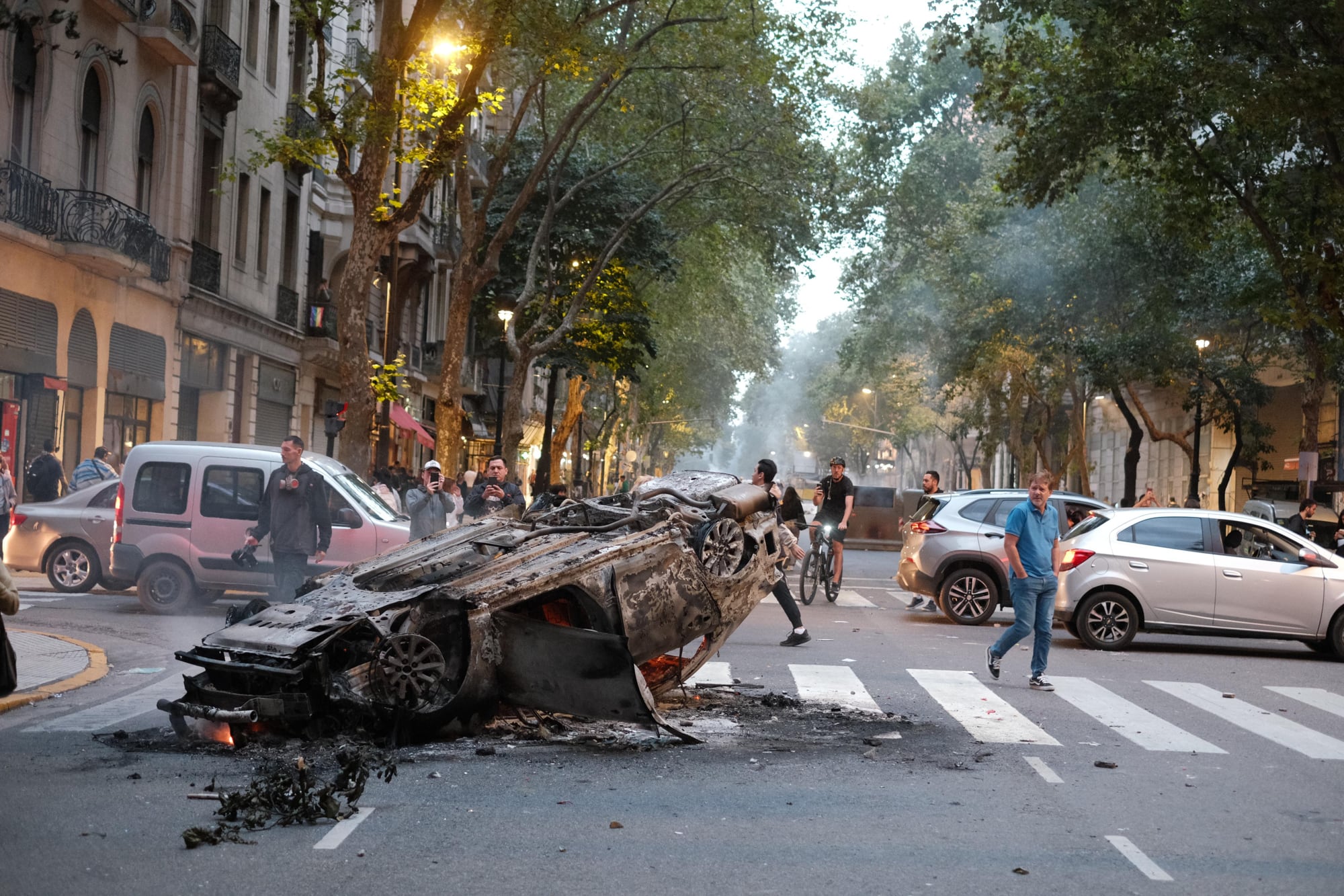 El patrullero de la Policía de la Ciudad incendiado por un grupo de violentos