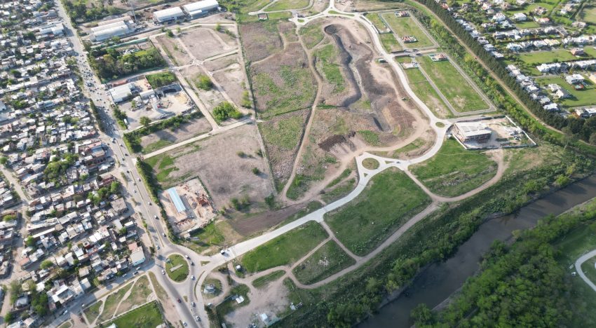 Este proyecto es una mini ciudad con laguna, arroyo, salida al río y está a pasos de la ciudad de Buenos Aires