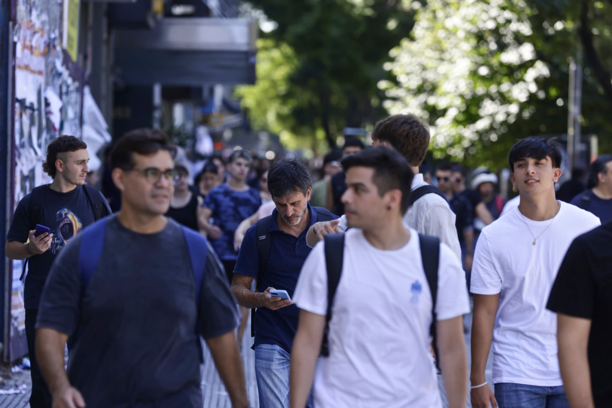 Corte de luz en zona 9 de julio al 600. Repartidores sin trabajar, locales cerrados y gente que camina hacia Constitución por la falta del subte.