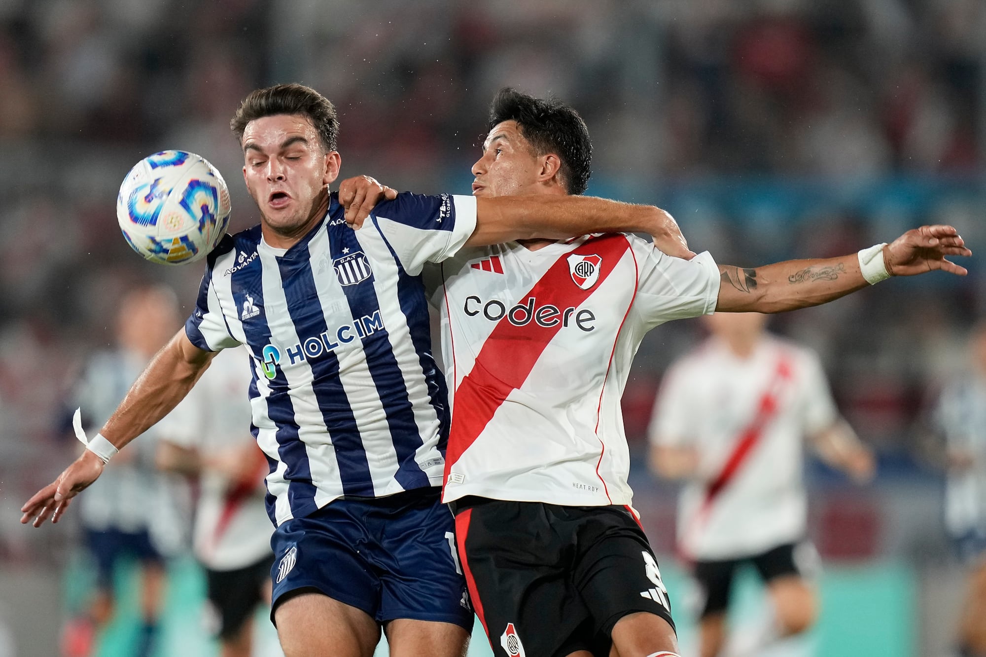 Enzo Pérez y Valentín Depietri luchan por la pelota