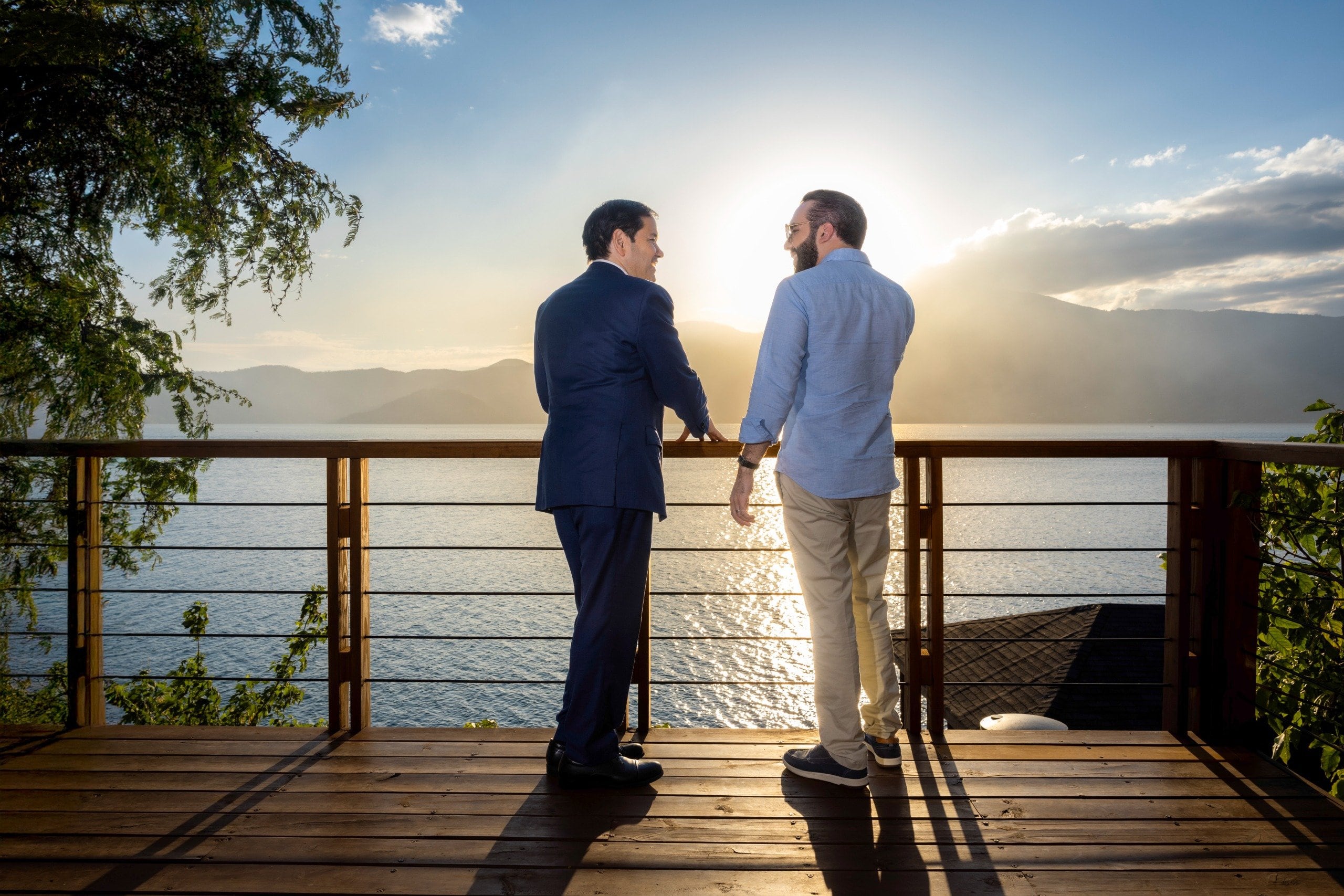 El presidente salvadoreño, Nayib Bukele junto con el secretario de Estado estadounidense, Marco Rubio, el mes pasado en El Salvador