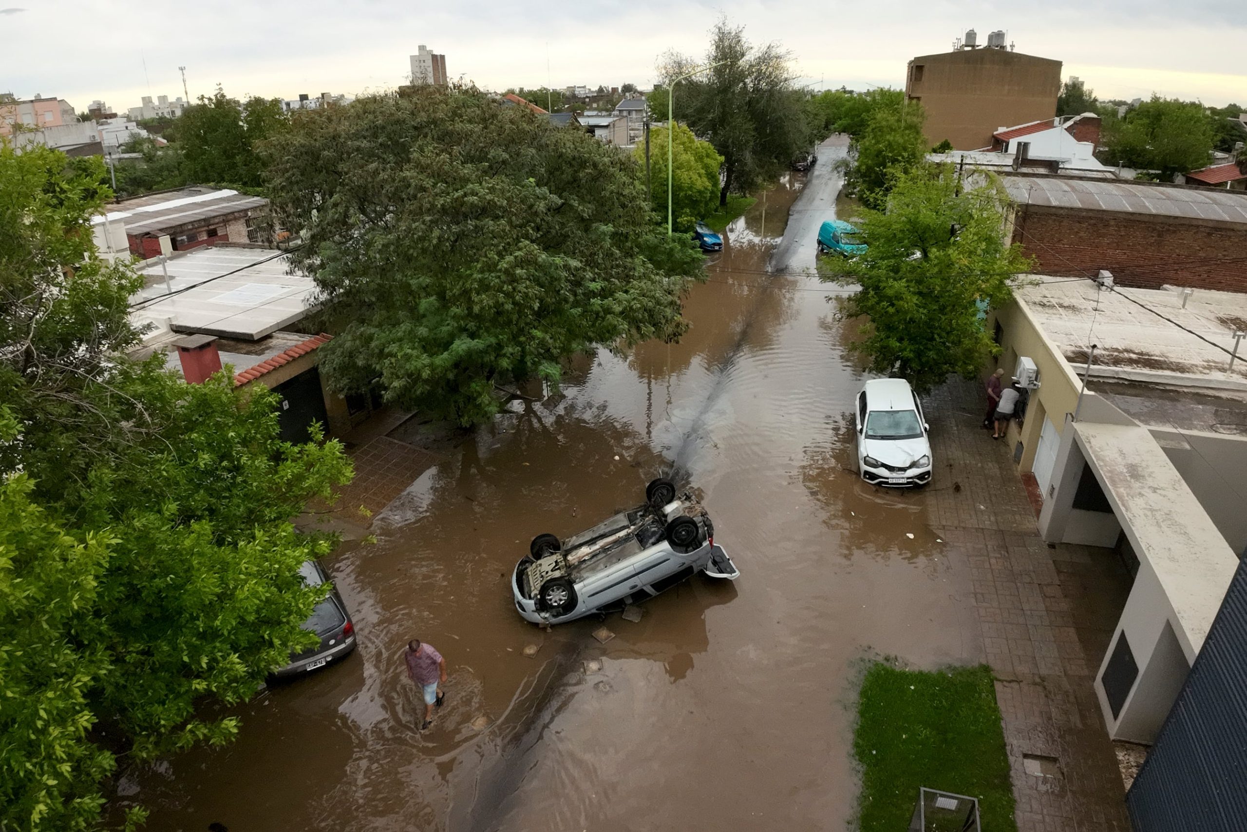 Una de las calles bahienses afectadas por la inundación histórica de la ciudad (Foto AP/Juan Sebastián Lobos)