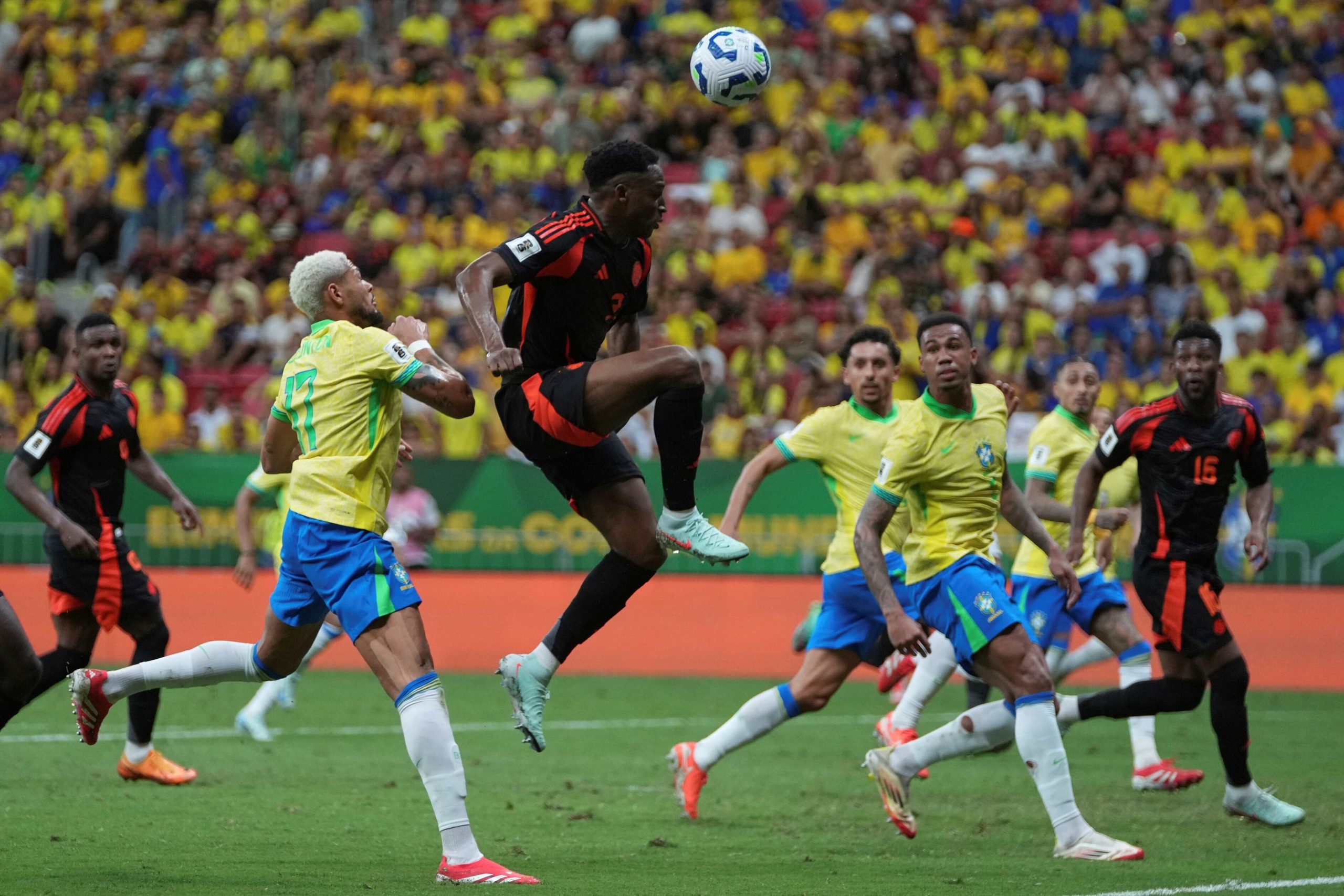 Brasil y Colombia jugaron un partidazo en las Eliminatorias. (Foto: AP)