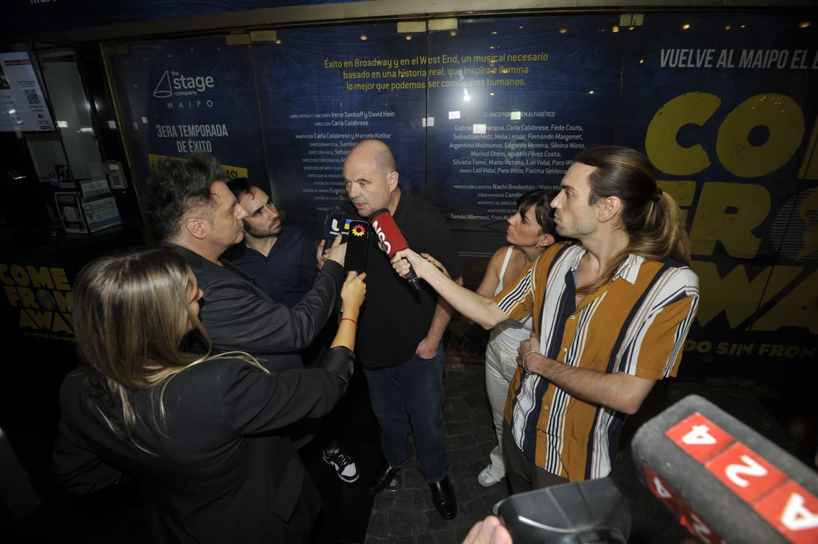 El empresario teatral Carlos Rottemberg habla con los medios apostados en el Teatro Maipo