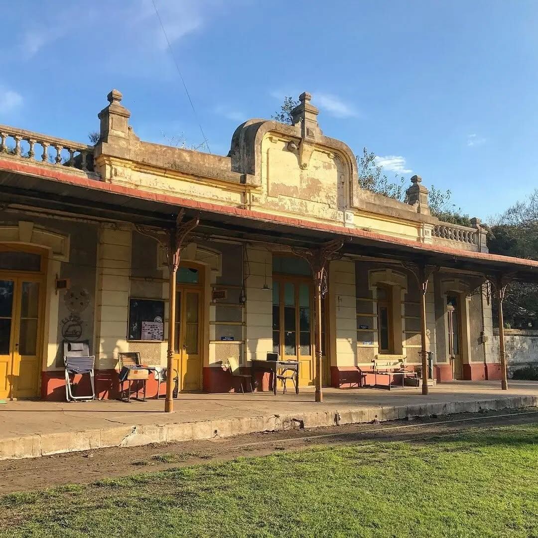 Así es la estación de tren de Espora (Foto: Instagram - @almacen.spora).