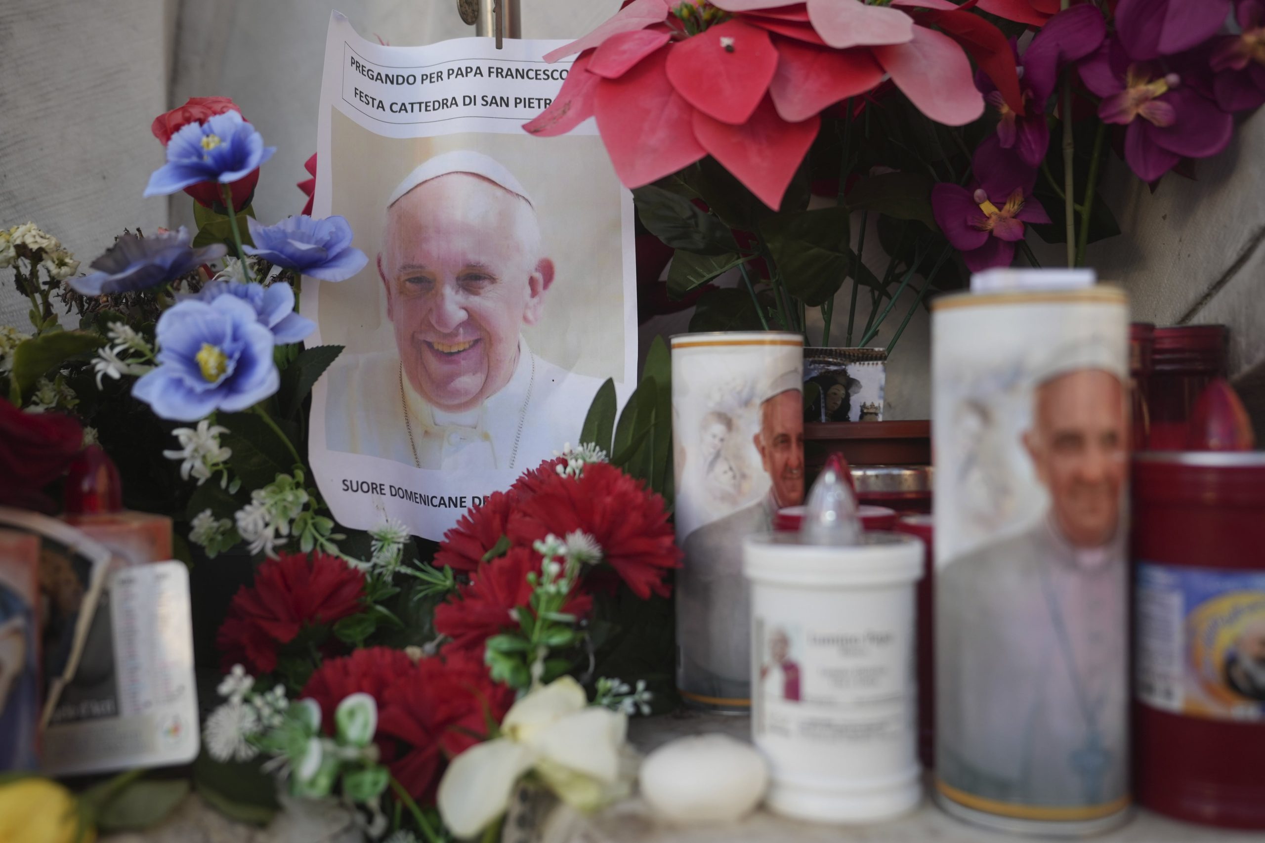 Velas y una foto del papa Francisco se ven frente al Policlínico Agostino Gemelli, en Roma, el sábado 22 de febrero de 2025