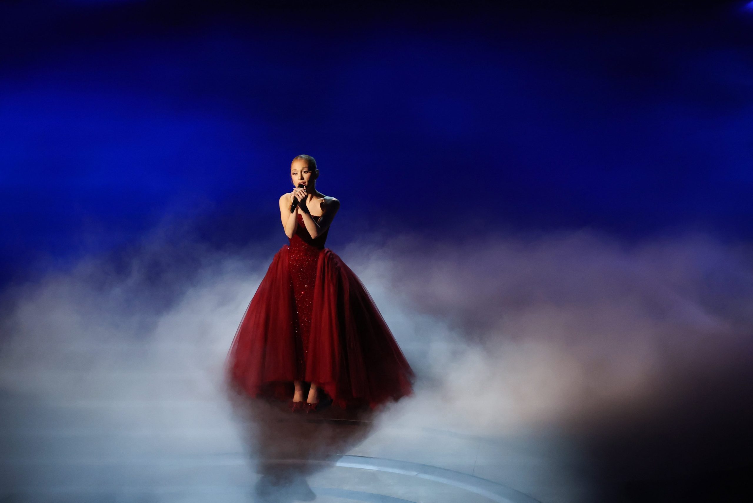 Ariana Grande, durante su actuación musical en la entrega de los Premios Oscar 2025. (Foto: REUTERS/Carlos Barria)