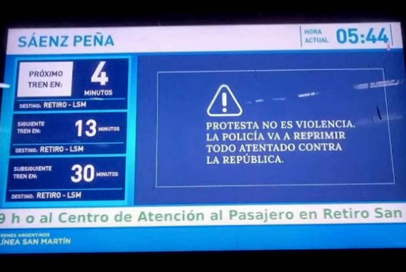 Carteles en las estaciones de tren