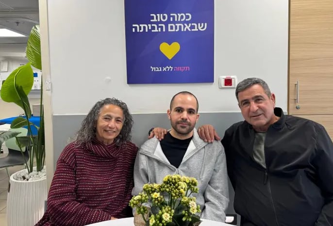 El israelí-argentino Yarden Bibas, junto a sus padres, en el hospital donde fue atendido tras ser liberado.