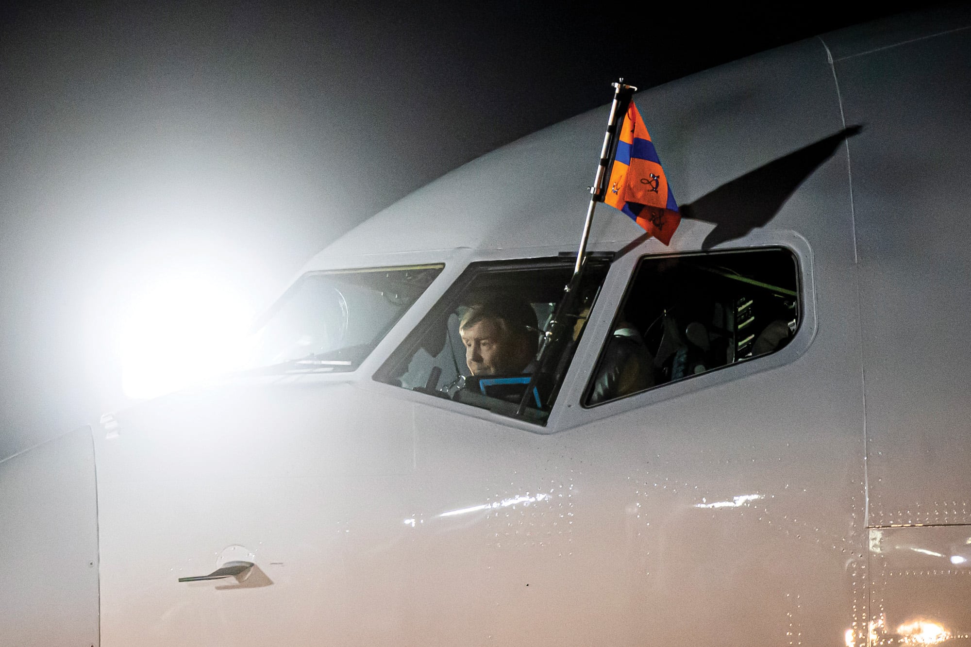 El avión PH-GOV, piloteado por el mismísimo rey Guillermo, aterriza en el aeropuerto de Nairobi, Kenia, el 17 de marzo. 