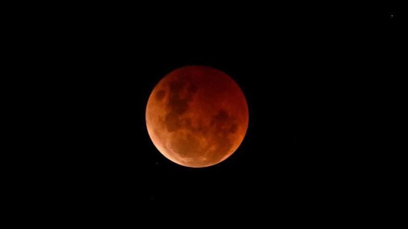 A las 3.26 ya estará toda su superficie cubierta y empezará a teñirse de rojo; irá creciendo en color y tonalidad hasta llegar al momento máximo a las 3.58