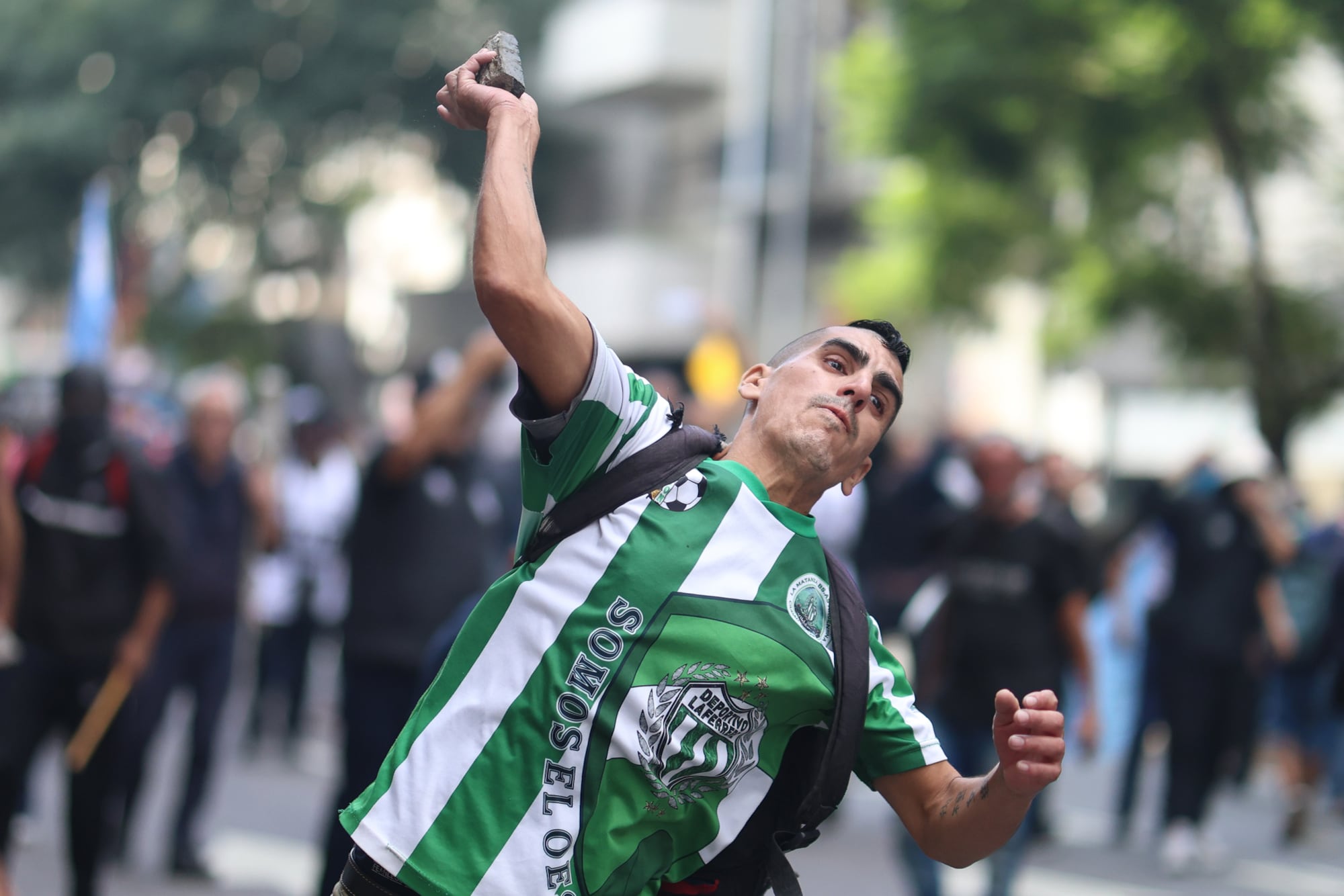 Un manifestante, con camiseta de Deportivo Laferrere, arroja una piedra durante la manifestación del miércoles pasado frente al Congreso