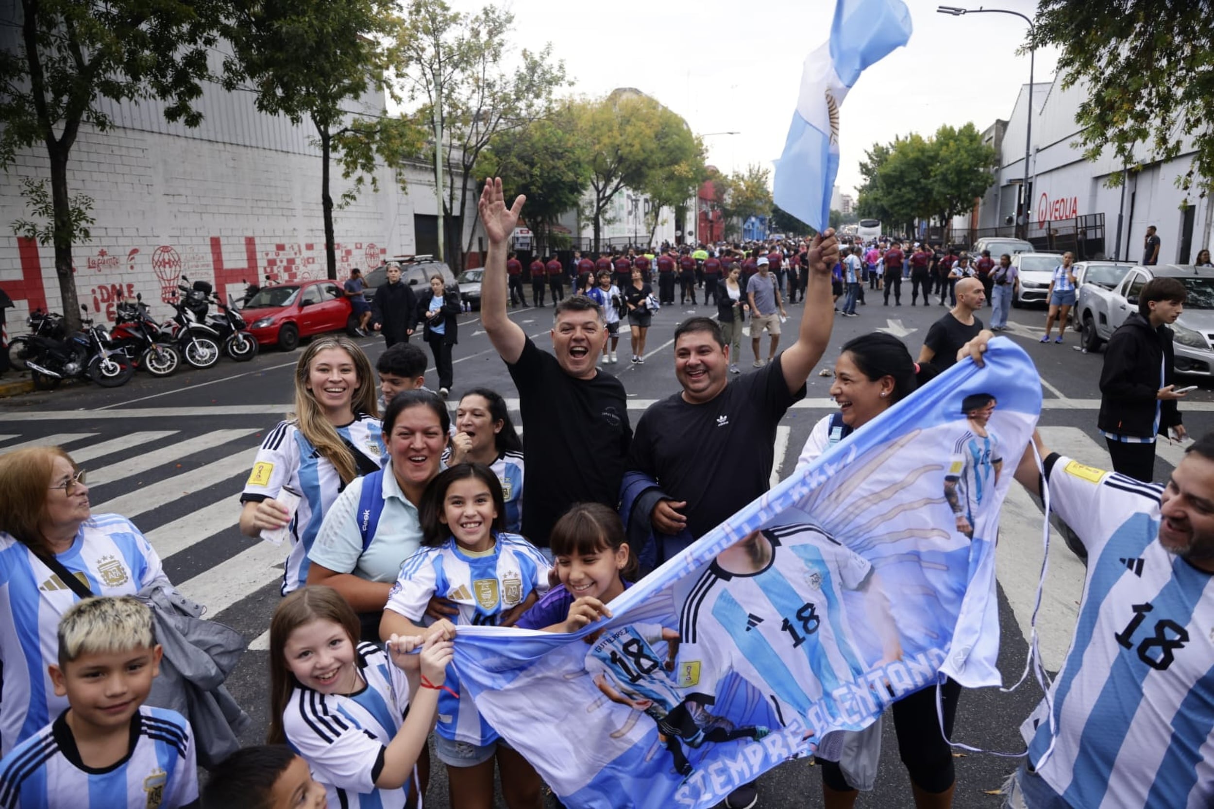 Banderas argentinas y camisetas albicelestes en la previa del amistoso solidario en el estadio de Huracán