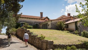 Tres posadas con encanto en un pueblo serrano que combina arte y buena mesa