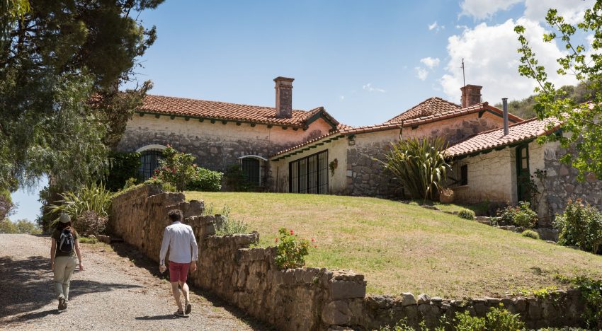 Tres posadas con encanto en un pueblo serrano que combina arte y buena mesa