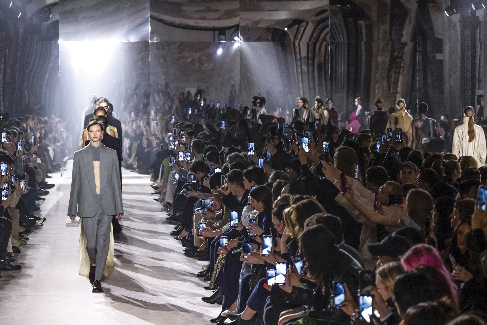 La pasada final del desfile de Victoria Beckham en el Château de Bagatelle. Hubo aplausos para la británica.