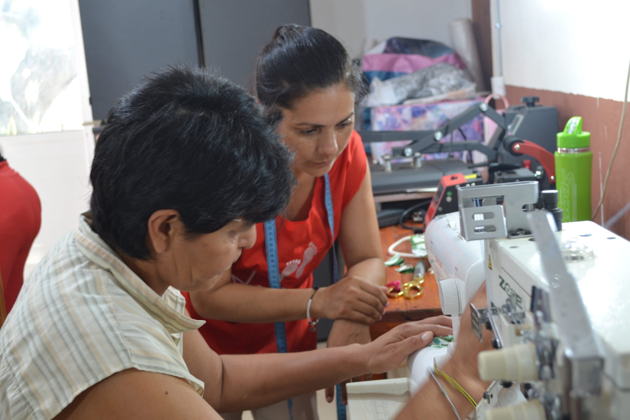Ahora Sonia le enseña a coser a otras mujeres del pueblo