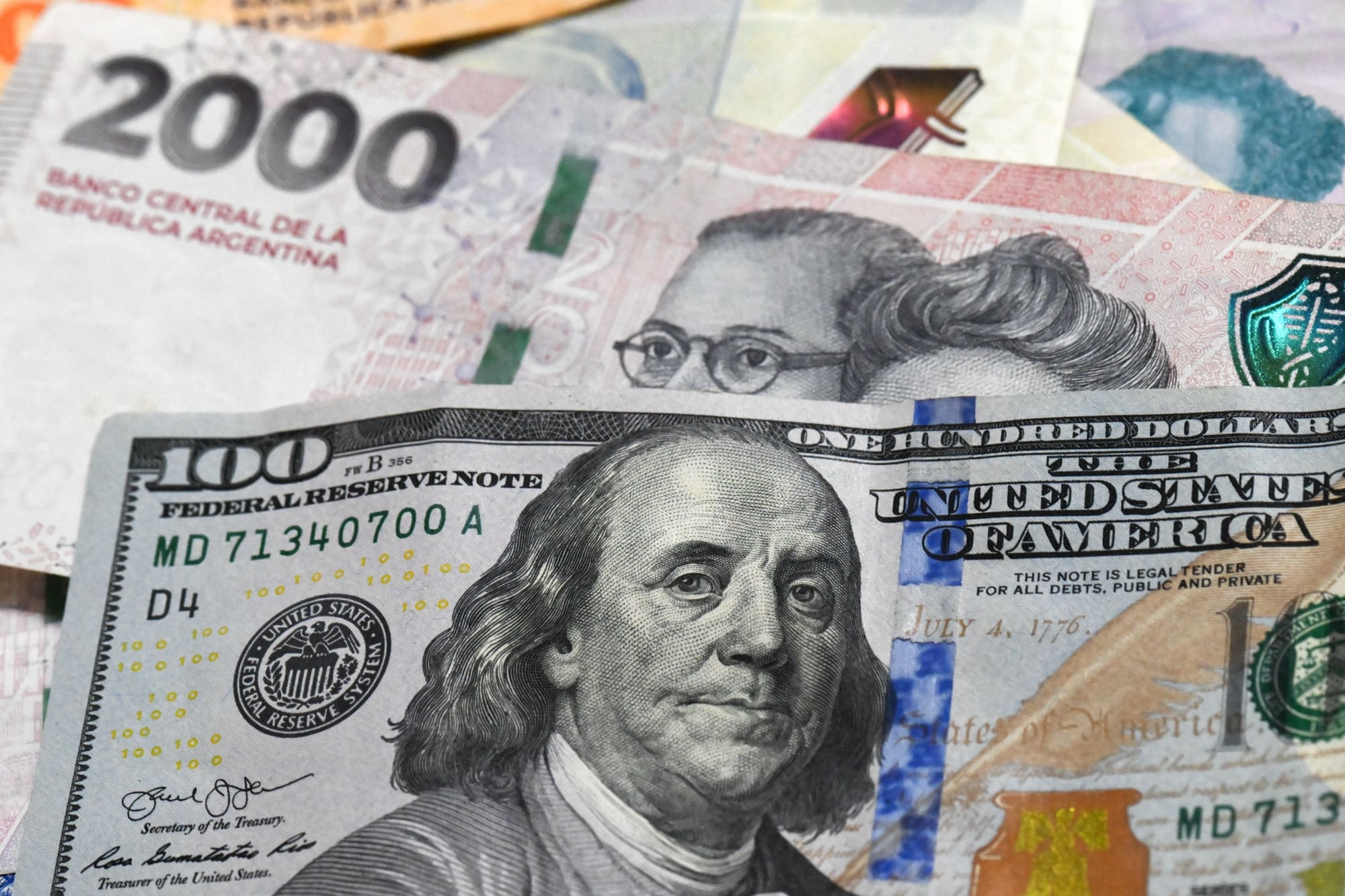 Billetes de dólares y pesos