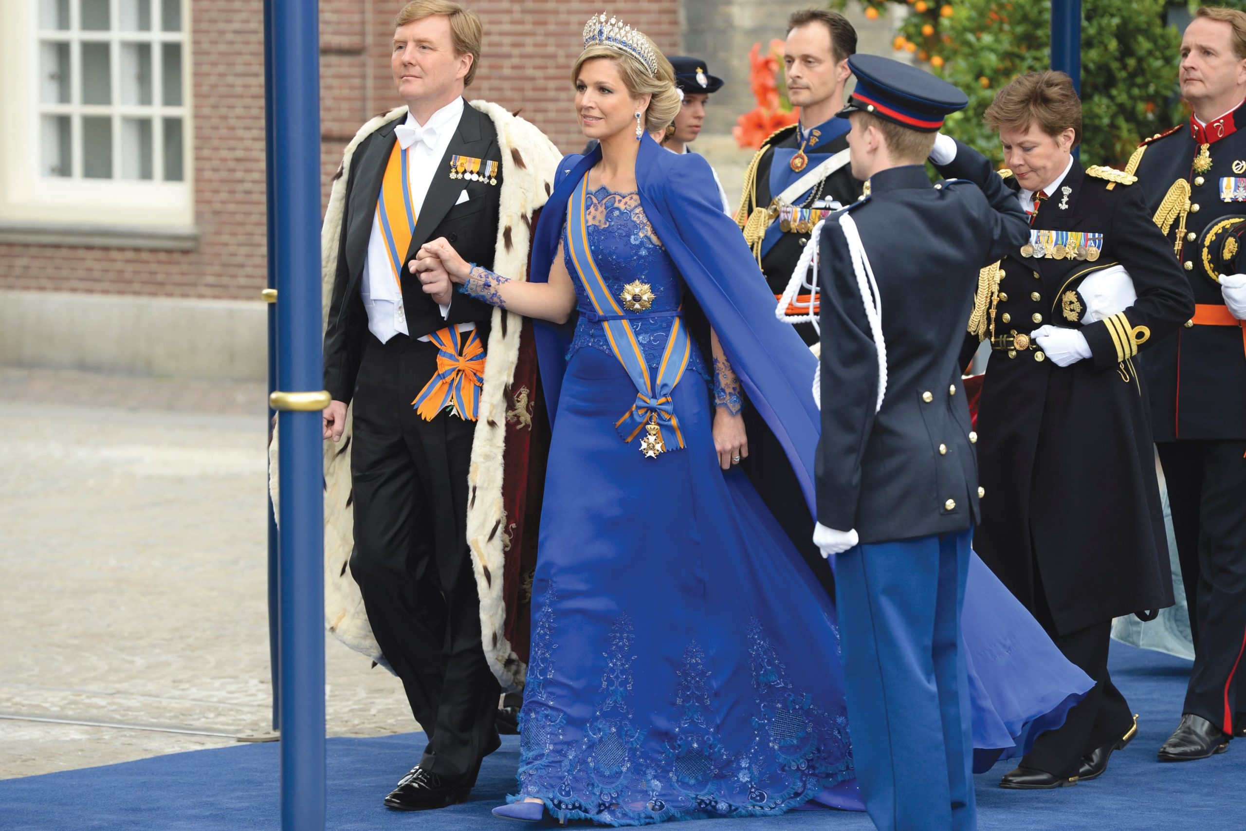 Para la investidura, Máxima lució un vestido del neerlandés Jan Taminiau, quien hasta la actualidad es uno de sus diseñadores predilectos 