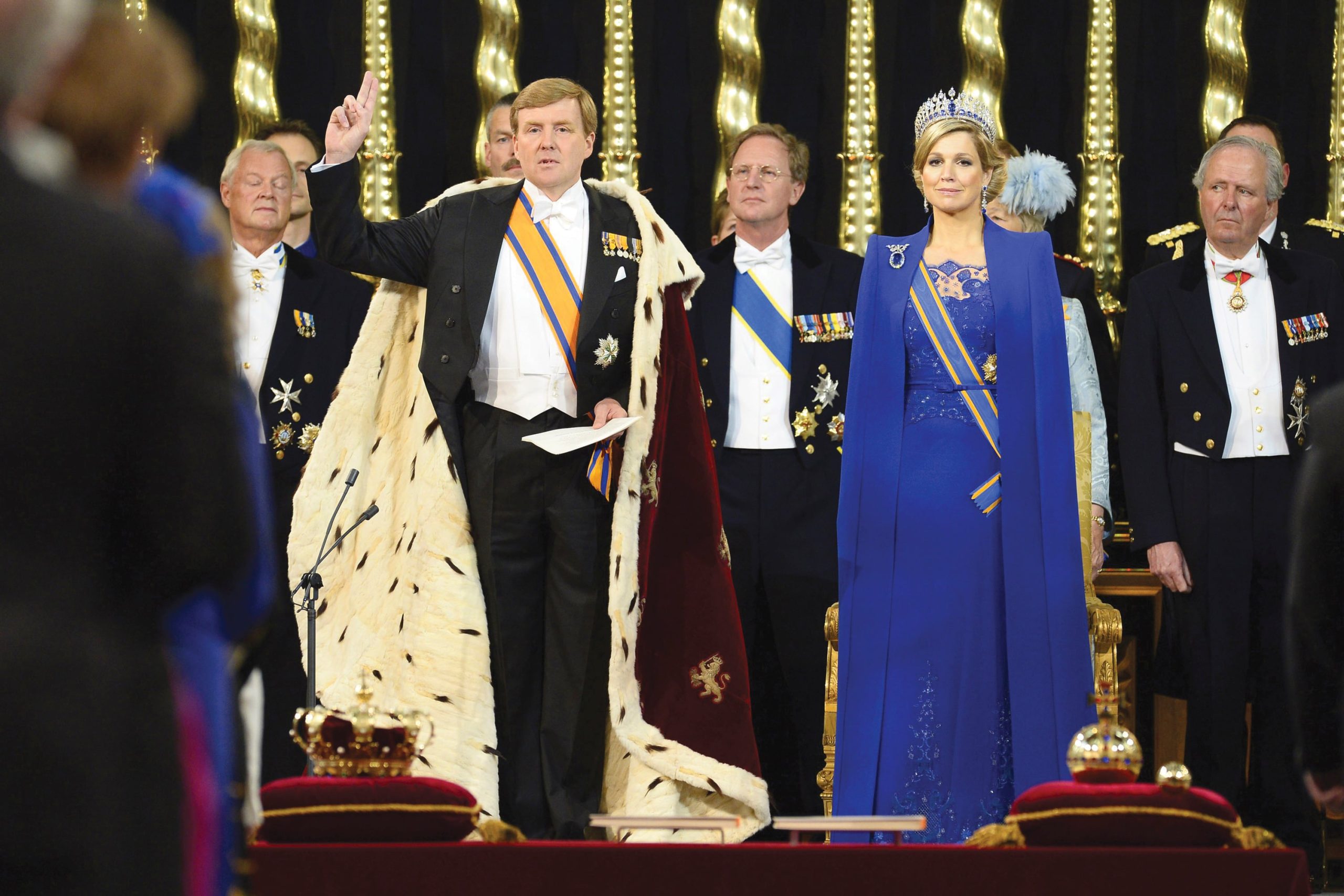 El vestido azul klein tenía transparencias y un bordado de piedras; por encima llevó una capa larga en el mismo color 