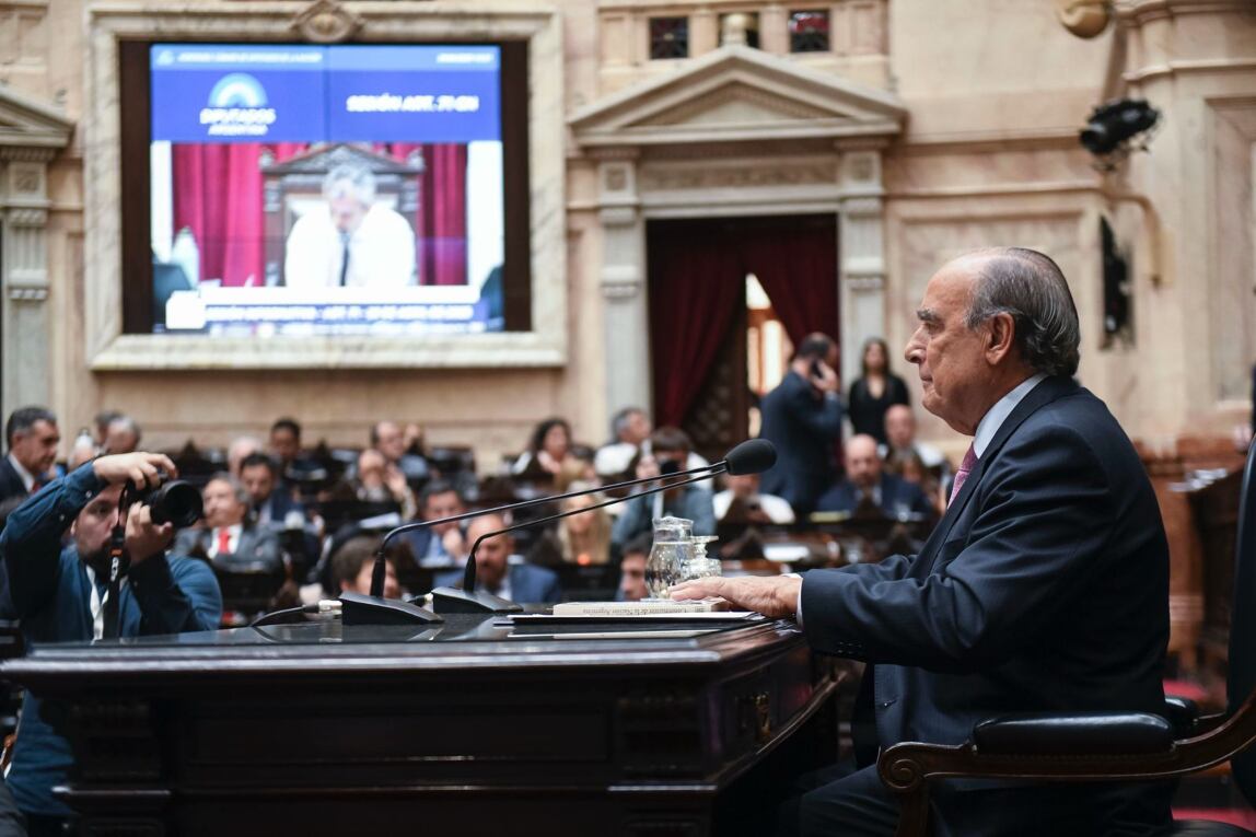 Francos expone ante Diputados en la sesión de interpelación. (Foto: Diputados)