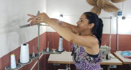 Creció en un lugar donde casi no hay trabajo para ninguna mujer, pero una oportunidad le cambió la vida: algunas de sus prendas se venden a Europa